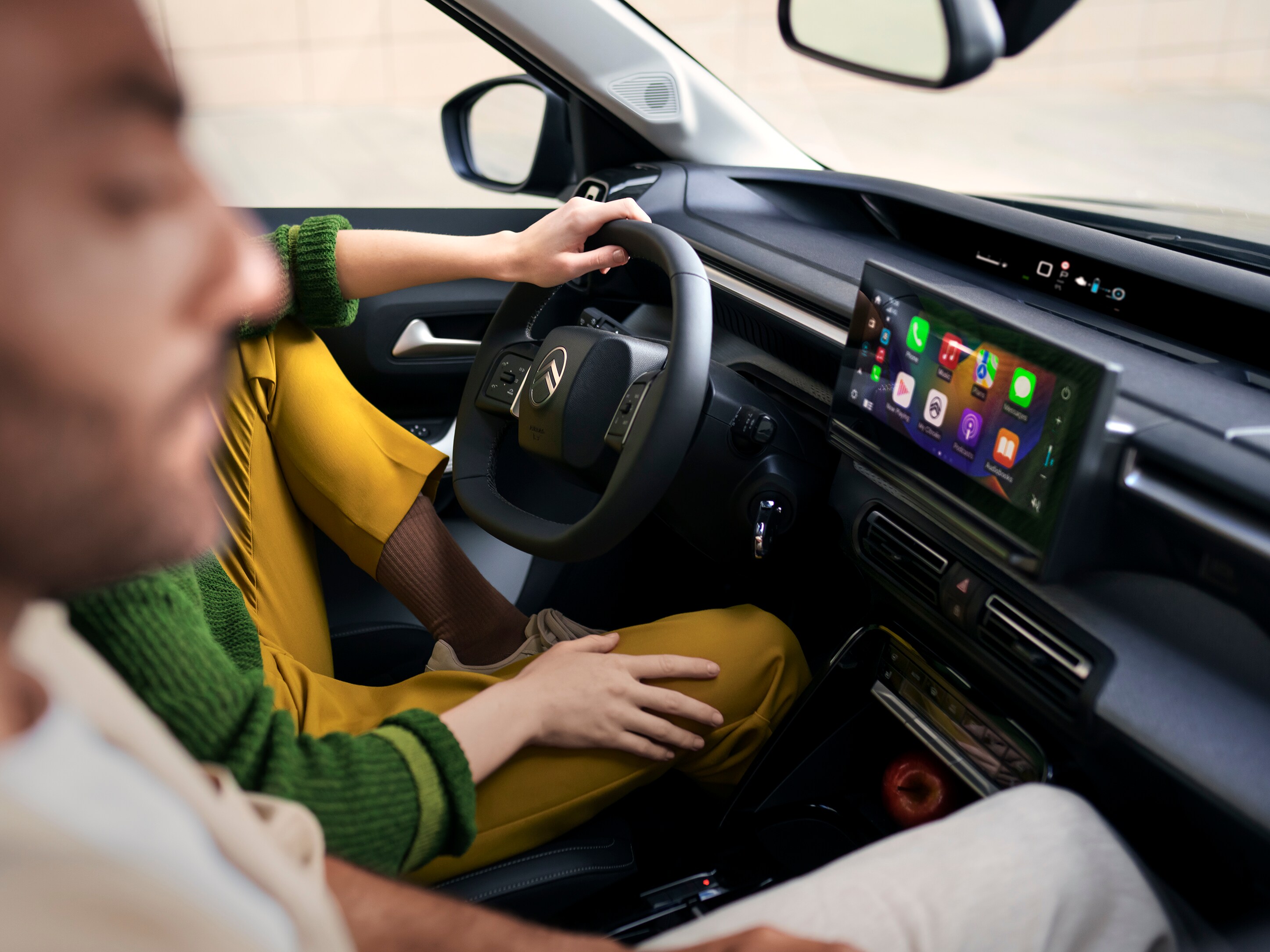 Vue avant du cockpit du SUV Citroën C3 Aircross mettant en valeur un grand écran d’infodivertissement pour une mobilité intuitive, moderne et abordable au quotidien.