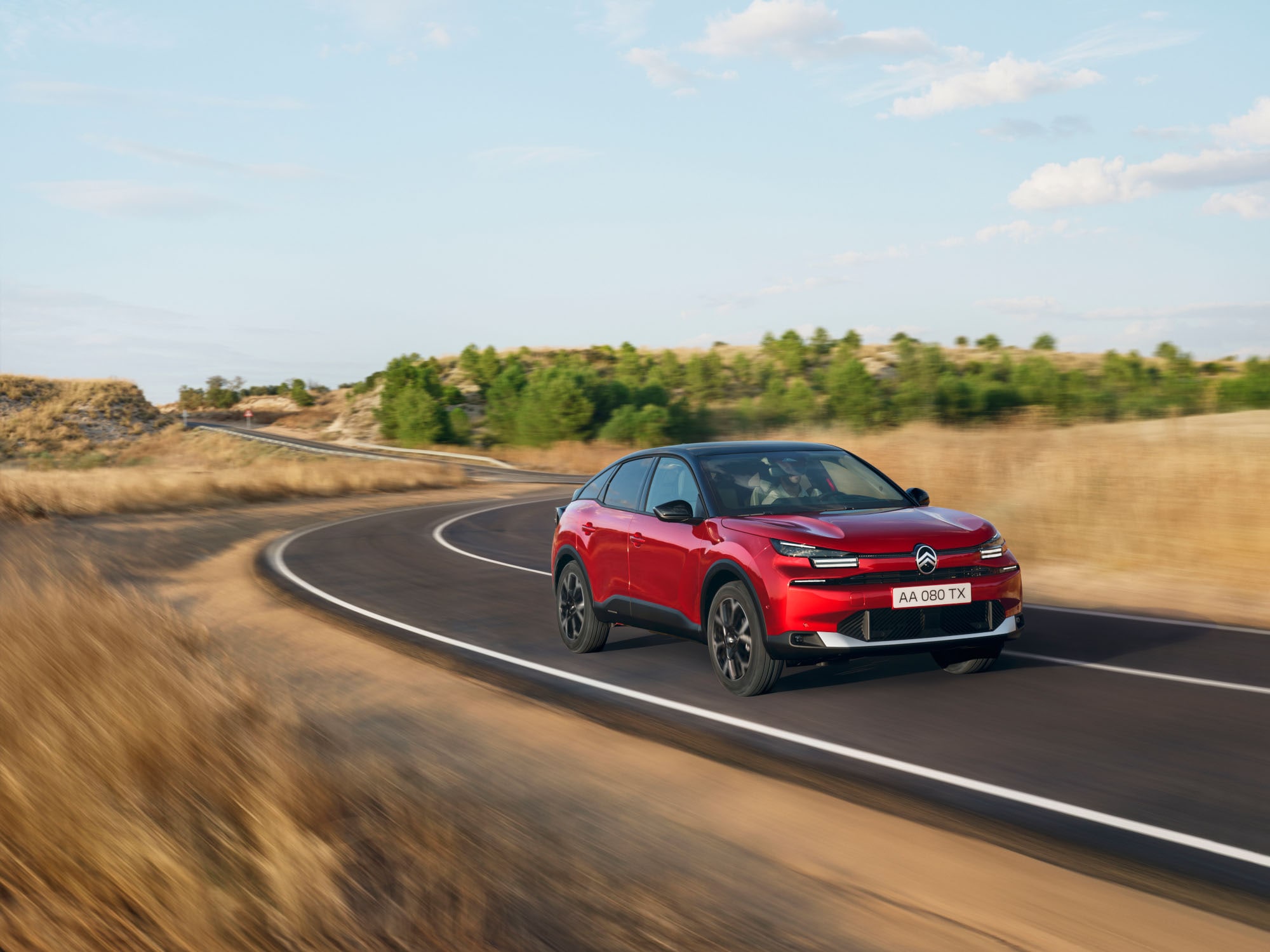 Elixir Red à vue frontale aux trois quarts de l’œil ë-C4 met en avant un design dynamique, une sécurité et une robustesse pour une présence routière inspirante