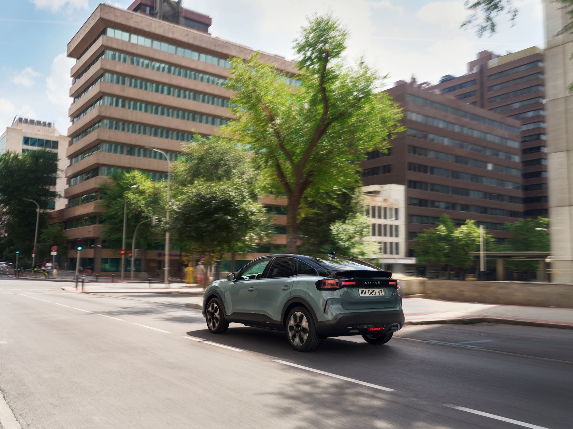 Vue arrière trois-quarts ë-C4 mettant en valeur un design élégant, la sécurité, l’aérodynamique et le confort pour une présence urbaine fluide haut de gamme