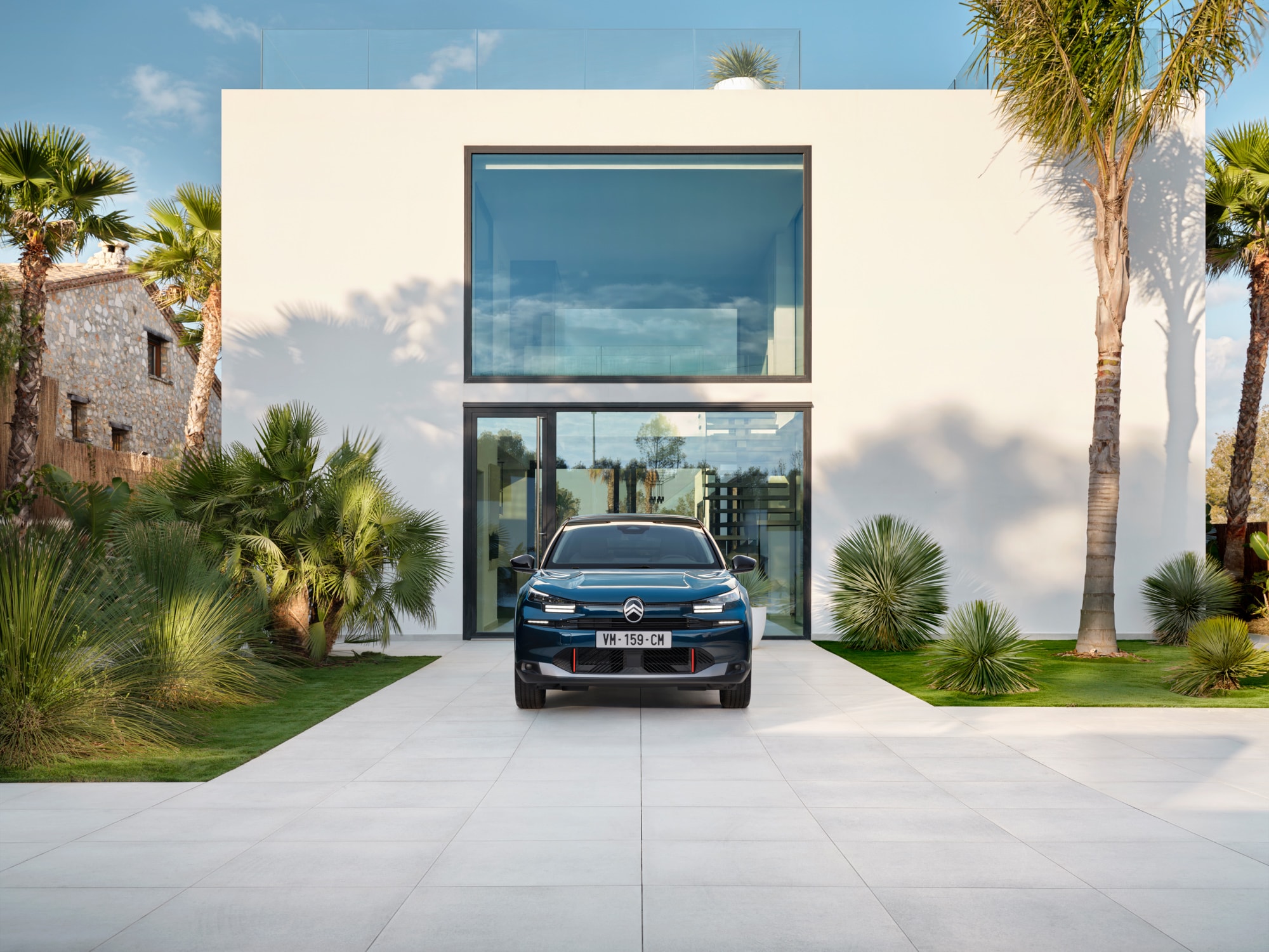 Vue de face Bleu Eclipse ë-C4 mettant en avant un design élégant, la sécurité et l’aérodynamisme pour une présence architecturale moderne haut de gamme