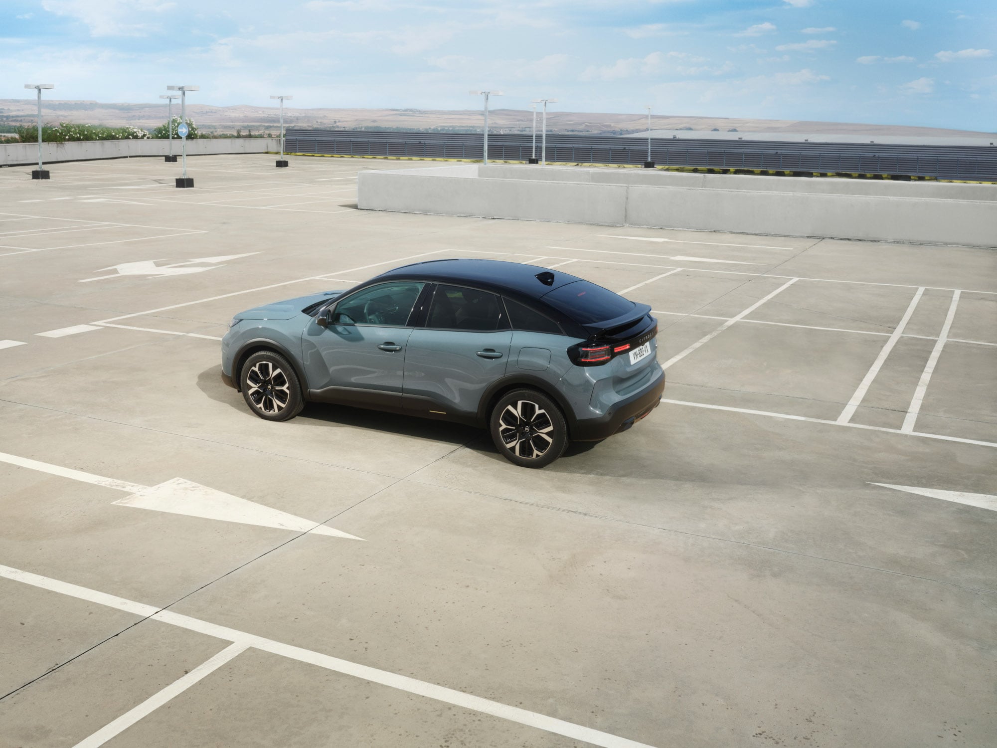 Vue arrière trois-quarts ë-C4 mettant en valeur un design élégant, la sécurité, l’aérodynamisme et le confort pour une présence urbaine haut de gamme