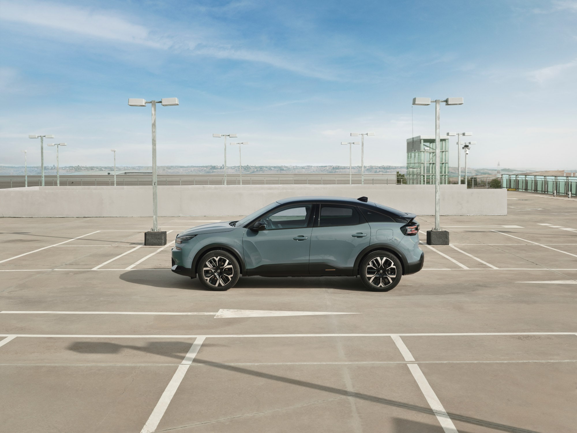 Vue latérale Manhattan Green ë-C4 mettant en avant un design élégant, la sécurité, l’aérodynamisme et le confort pour une présence premium dans les espaces ouverts