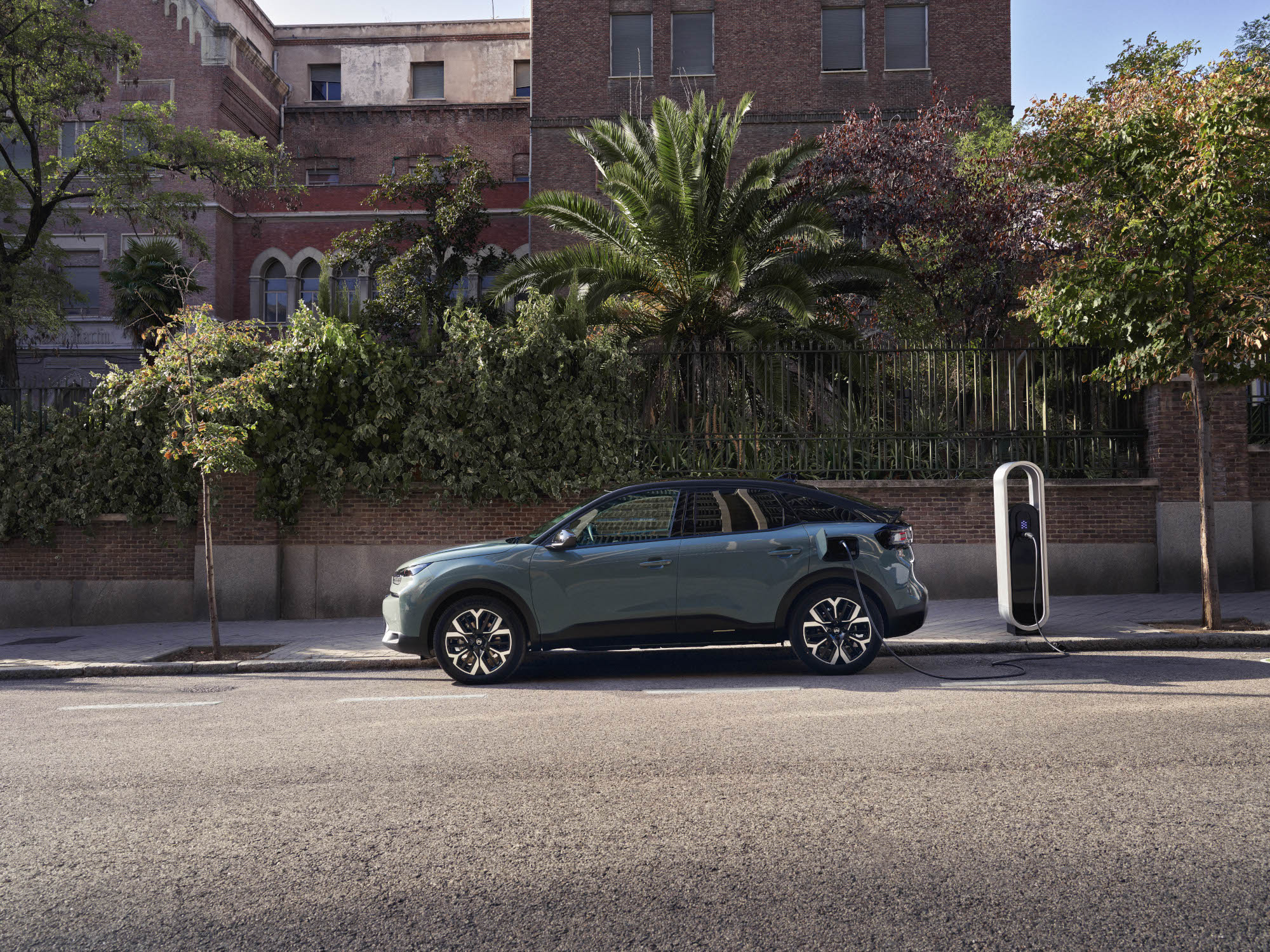 Vue latérale ë-C4 mettant en avant un design élégant, la sécurité, l’efficacité et le confort pour une expérience de recharge urbaine premium