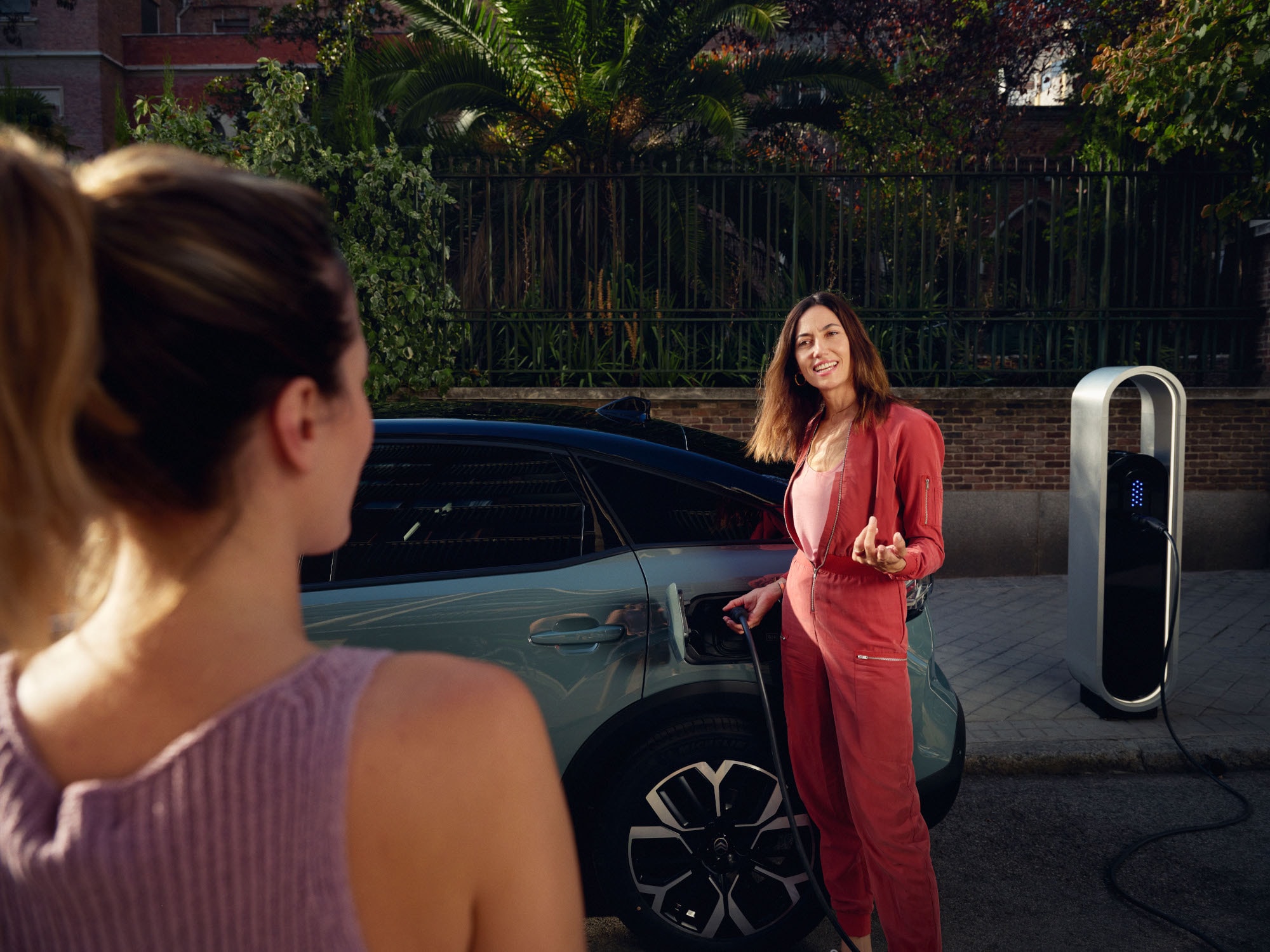 Vue arrière ë-C4 mettant en valeur une charge sans effort, l’efficacité, le confort et le design pour un moment urbain chaleureux et haut de gamme