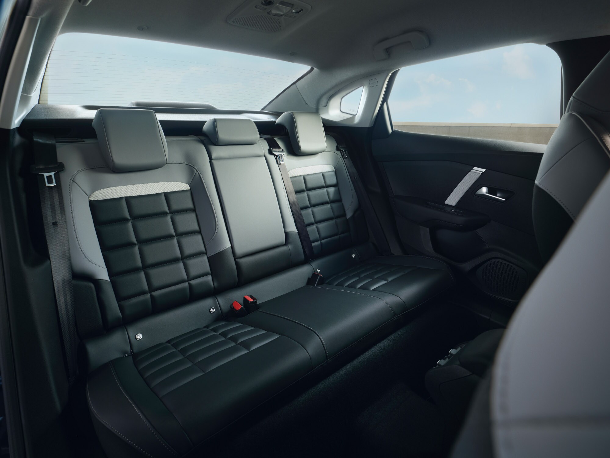 La zone arrière des sièges de la Citroën ë-C4 X met en valeur des sièges en cuir spacieux et confortables