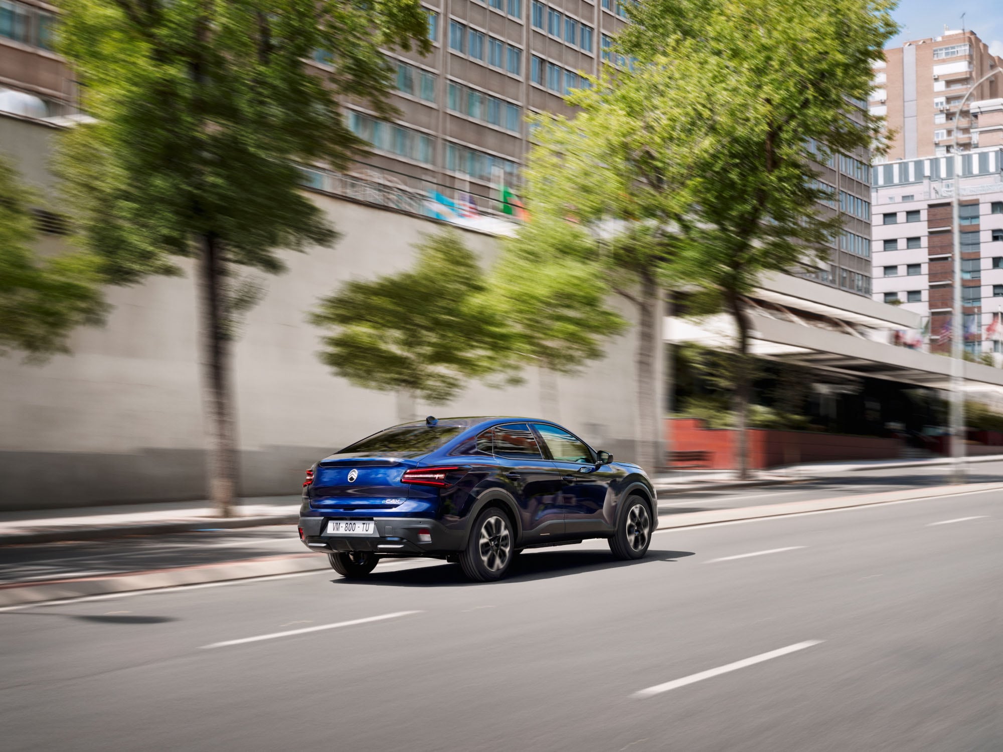 Vue arrière trois quarts de la Citroën ë-C4 X mettant en avant un style fastback moderne pour une mobilité efficace et abordable