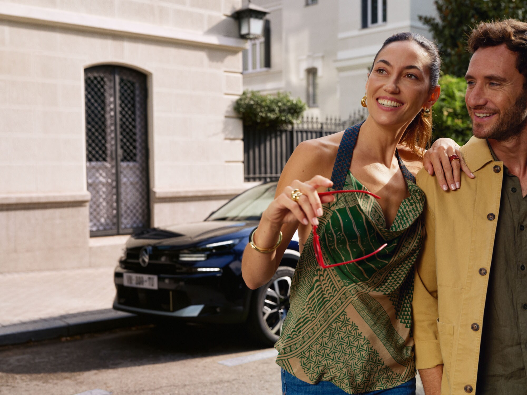 Un style de vie avec une Citroën ë-C4 X garée à proximité, illustrant son fastback moderne pour une mobilité élégante et abordable