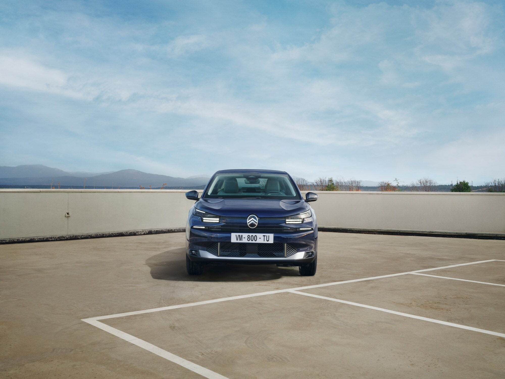 Vue de face de la Citroën ë-C4 X sur le toit mettant en avant une posture fastback audacieuse pour une mobilité confiante et abordable