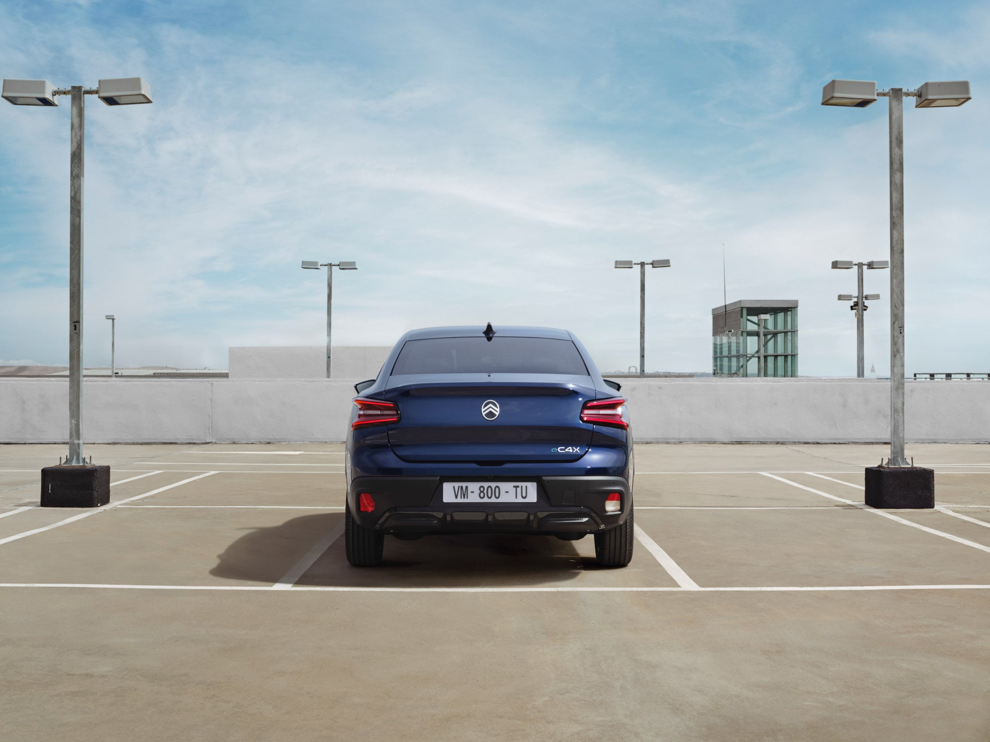 Vue arrière de la Citroën ë-C4 X sur le toit affichant un fastback distinctif pour une mobilité élégante et abordable