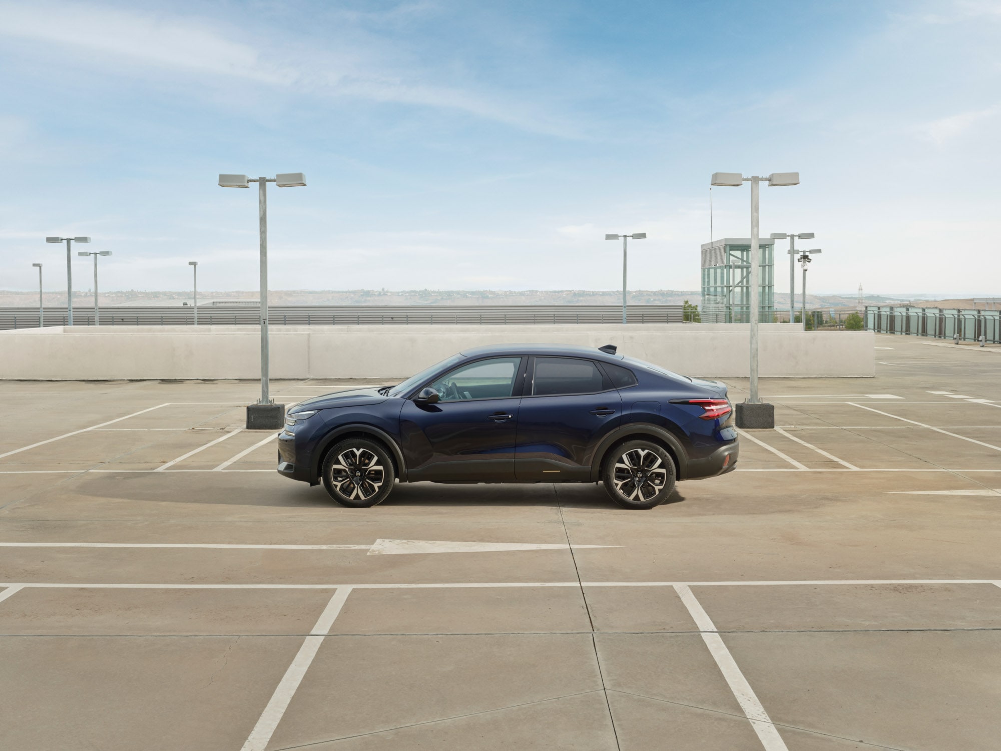 Vue latérale de la Citroën ë-C4 X sur le toit mettant en valeur un profil fastback élégant pour une mobilité efficace et abordable