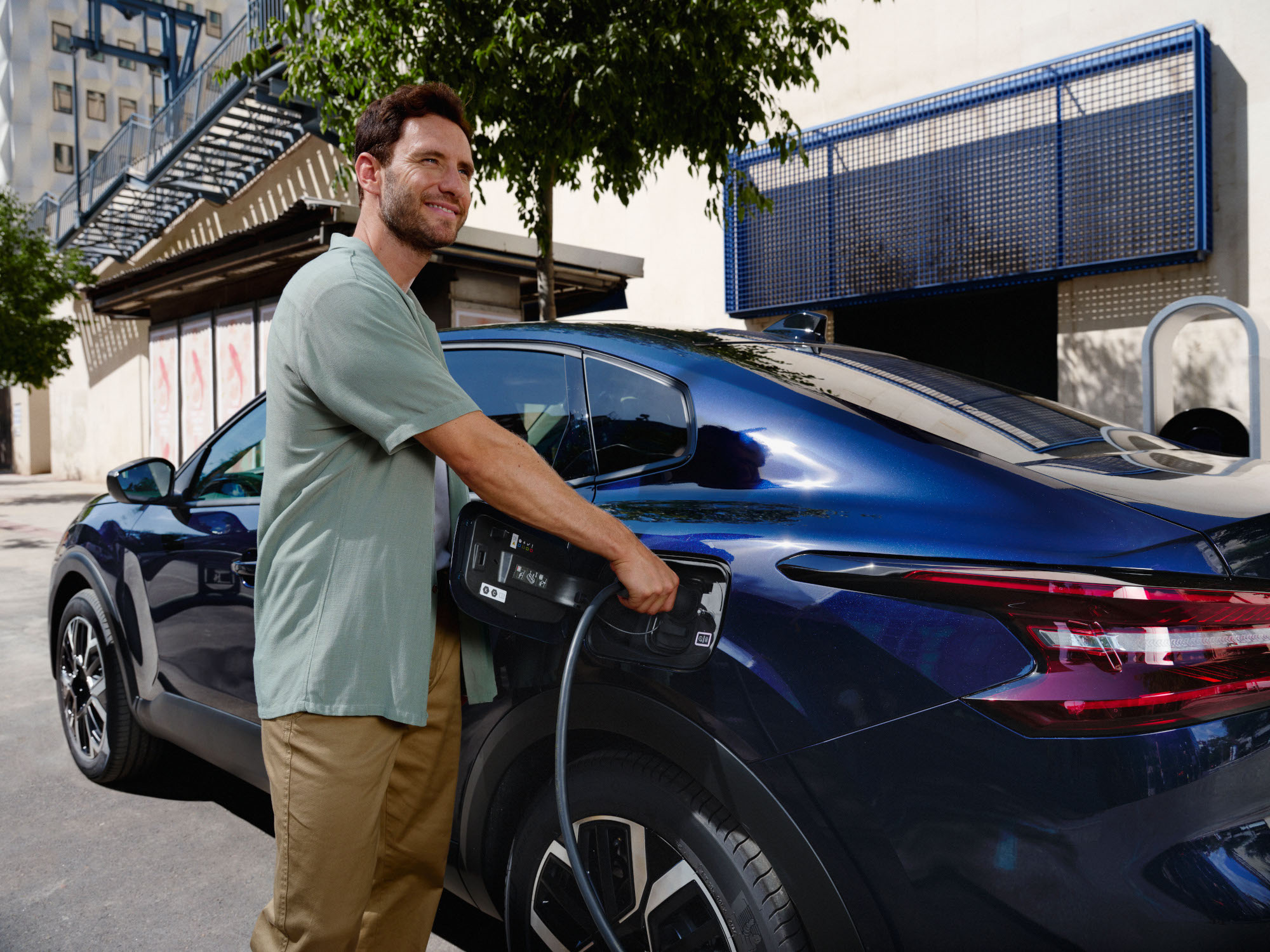Vue de recharge de la Citroën ë-C4 X fastback montrant un accès facile à la prise pour une mobilité électrique pratique et efficace