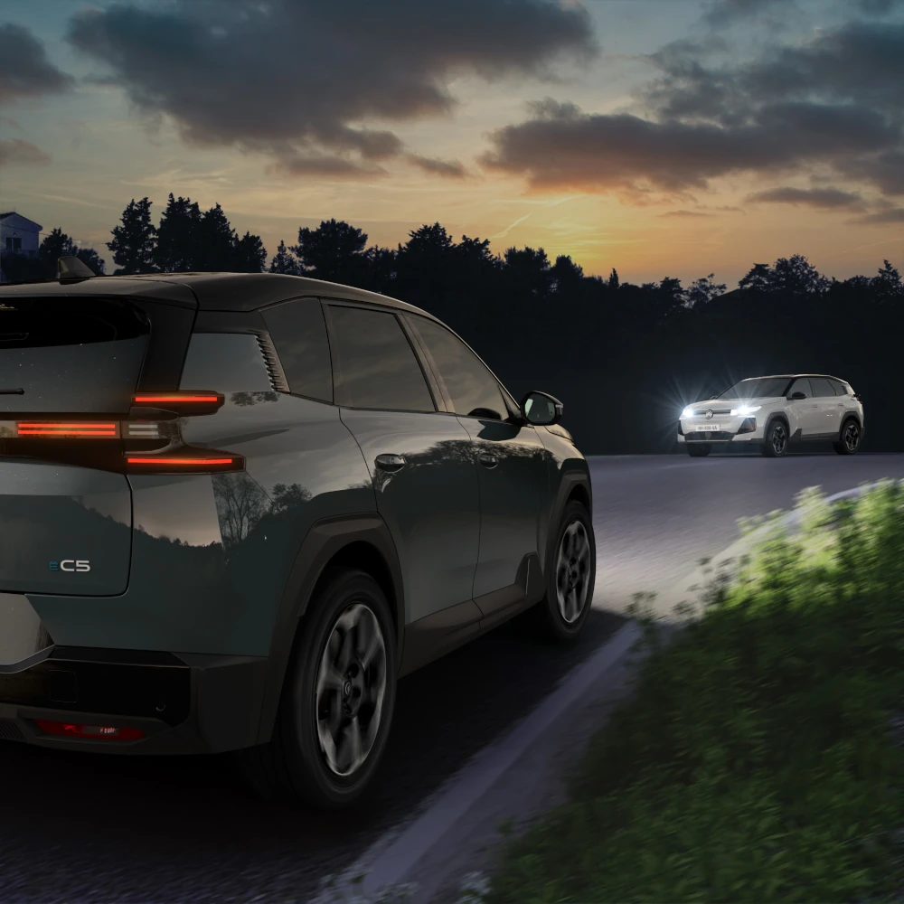 C5 Aircross à vue arrière à trois quarts avec assistance à feux de route : visibilité nocturne, sécurité, technologie pour une conduite assurée