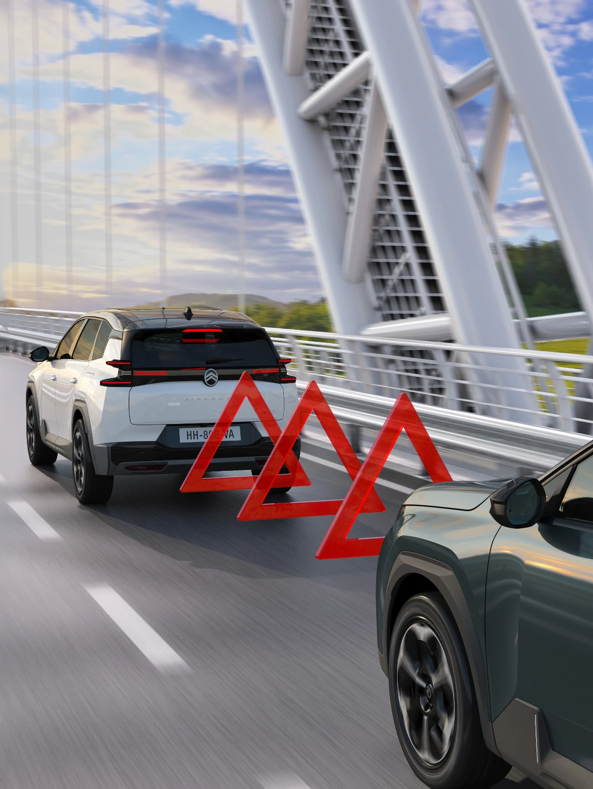 C5 Aircross à vue arrière à trois quarts avec frein de sécurité active, améliorant la sécurité, la visibilité, la technologie et une évitement de collision assurée