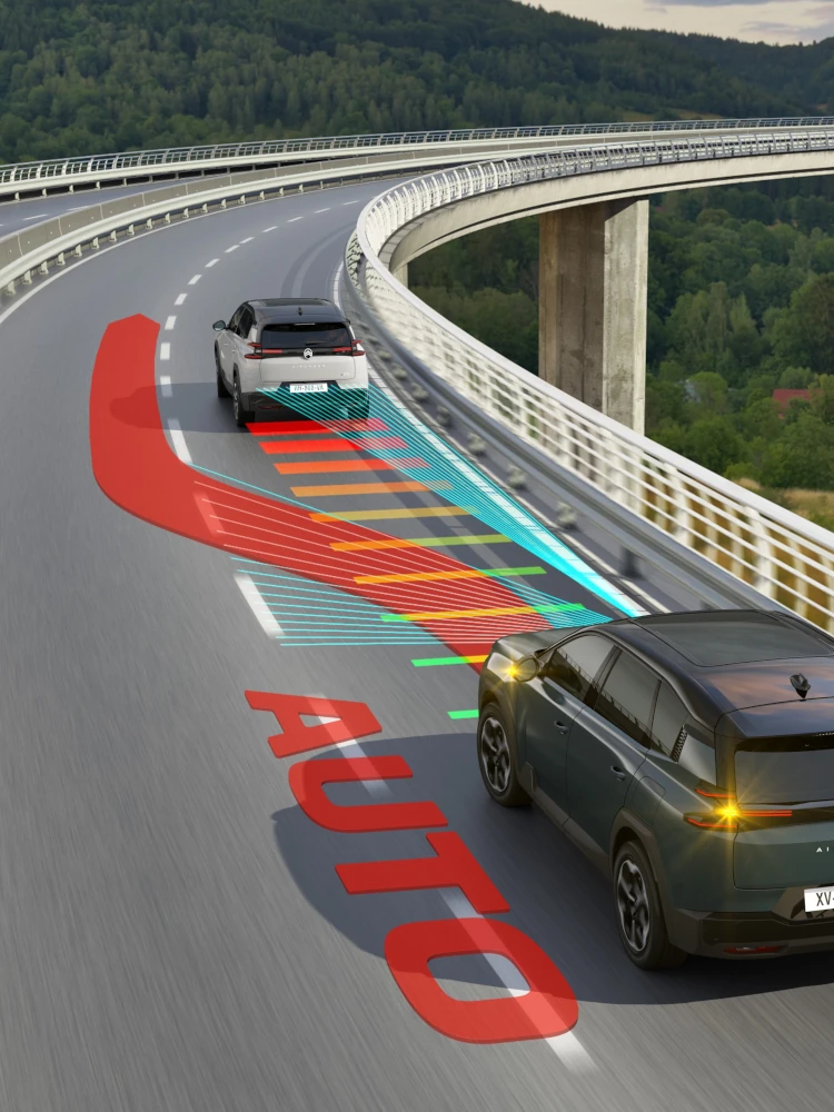 C5 Aircross arrière à vue trois quarts avec Drive Assist 2.0 améliorant la sécurité, la technologie et une conduite semi-wagennome confiante