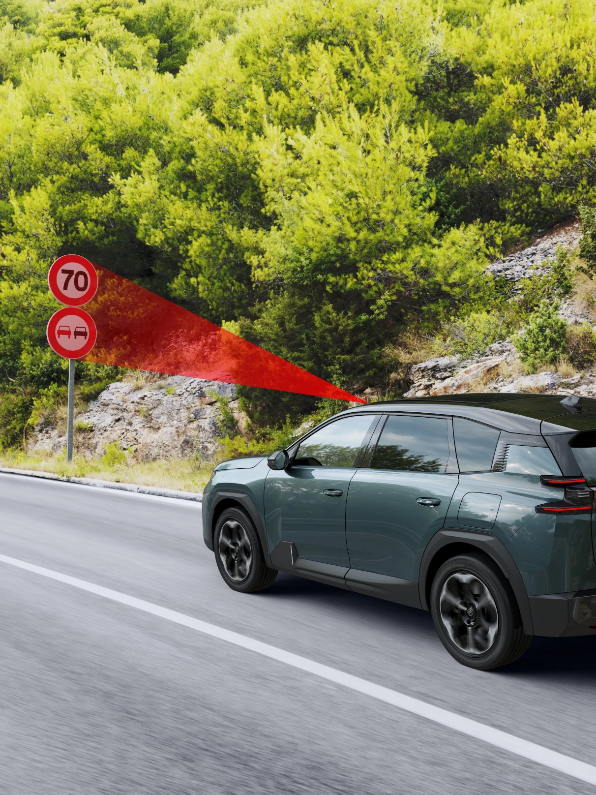 Vue latérale C5 Aircross avec signe étendu et reconnaissance de vitesse, améliorant la visibilité, la sécurité, la technologie et la conduite confiante