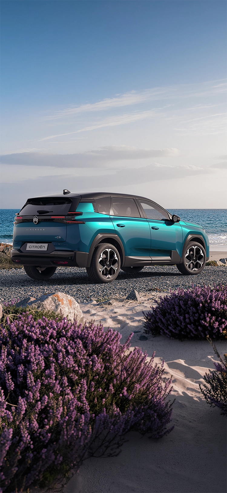 Vue de trois quarts arrière du Citroën C5 Aircross Emeraude montrant les feux arrière LED Citroën Light Wings et le design spacieux, SUV familial