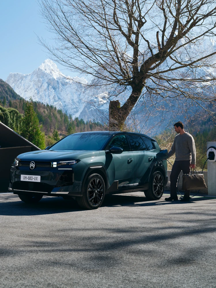 Vue frontale aux trois quarts de l’Astoria Green C5 Aircross, mettant en valeur un design sculpté de SUV, de l’aérodynamique, de la sécurité et une présence haut de gamme
