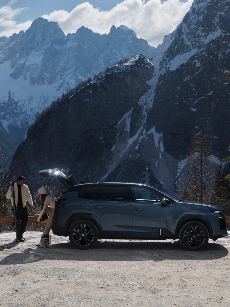 Vue latérale : Astoria Green C5 Aircross mettant en avant un accès facile au coffre, le confort, la sécurité et l’efficacité pour une expérience premium