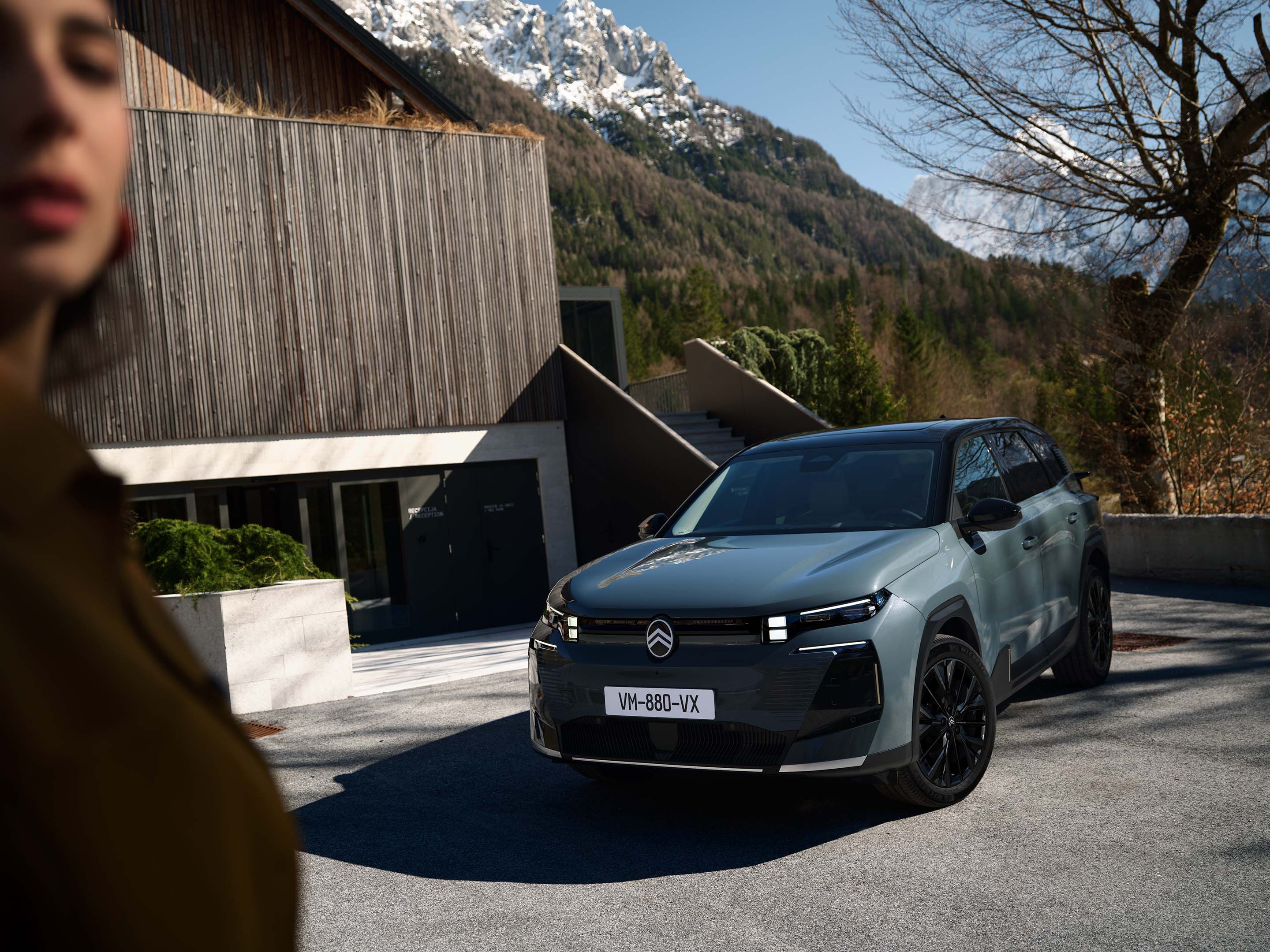 C5 Aircross vue de face mettant en avant la sécurité, l’efficacité, la technologie et le design pour une expérience quotidienne haut de gamme