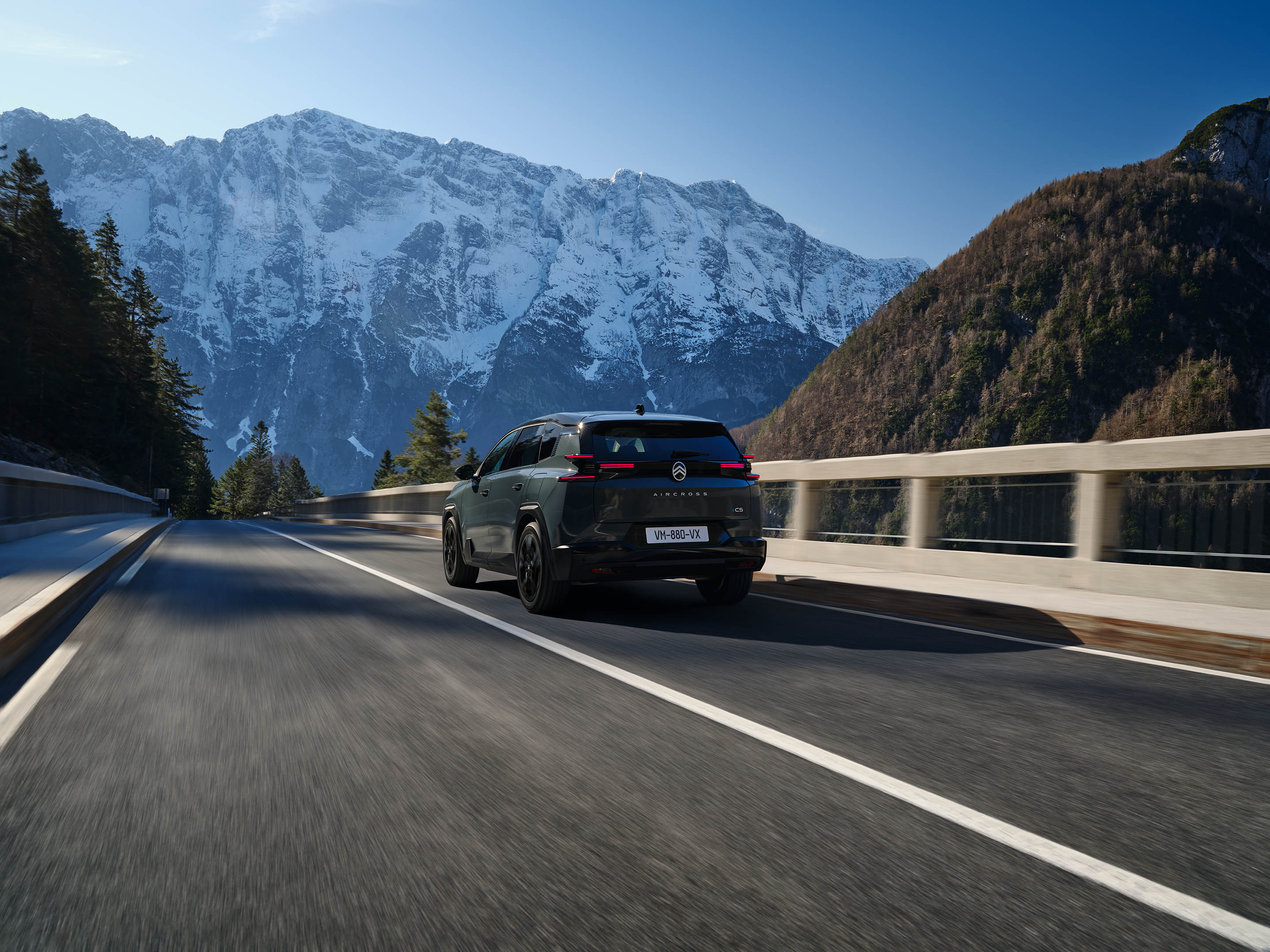 C5 Aircross à vue arrière trois quarts, mettant en avant un design aérodynamique dynamique, la sécurité, l’efficacité et une présence routière premium
