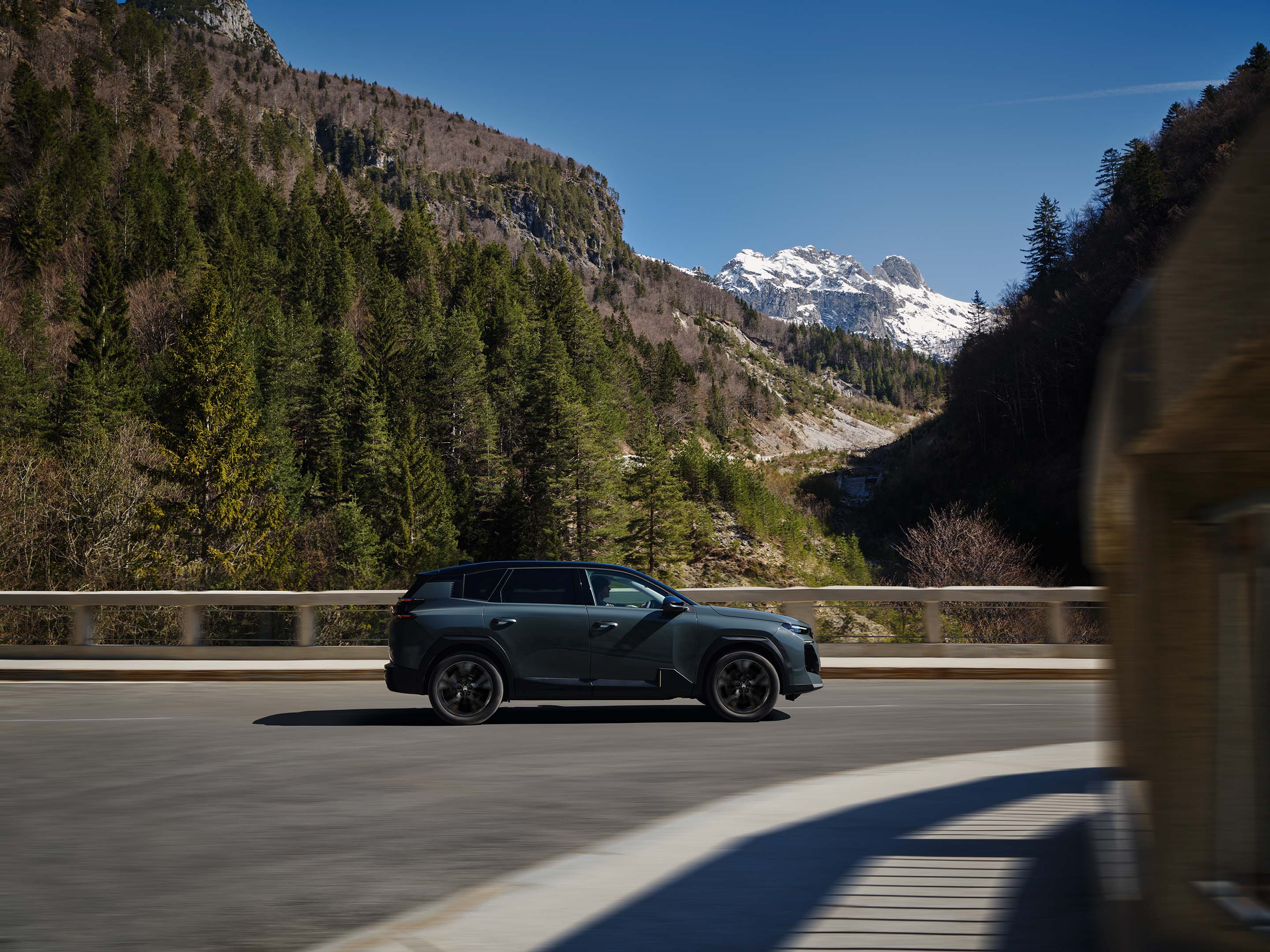 Vue latérale C5 Aircross mettant en avant le design aérodynamique des SUV, l’efficacité, le confort et la sécurité pour une présence haut de gamme