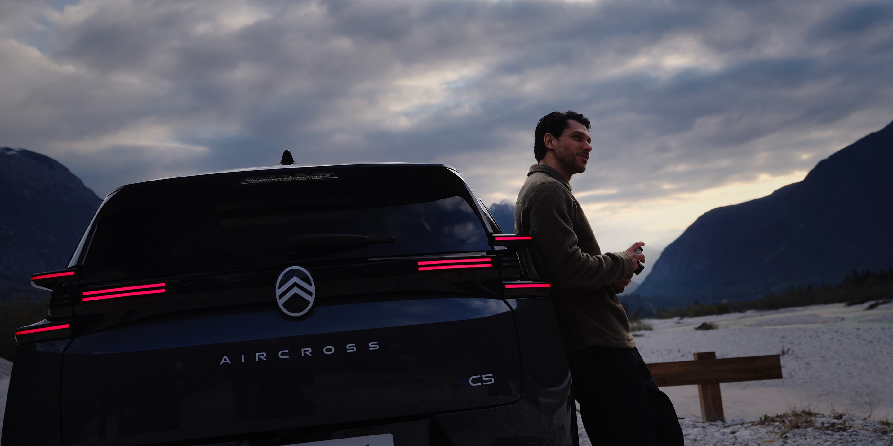 Vue de détail arrière C5 Aircross mettant en avant la signature LED, la technologie, la sécurité et l’efficacité pour une expérience connectée haut de gamme