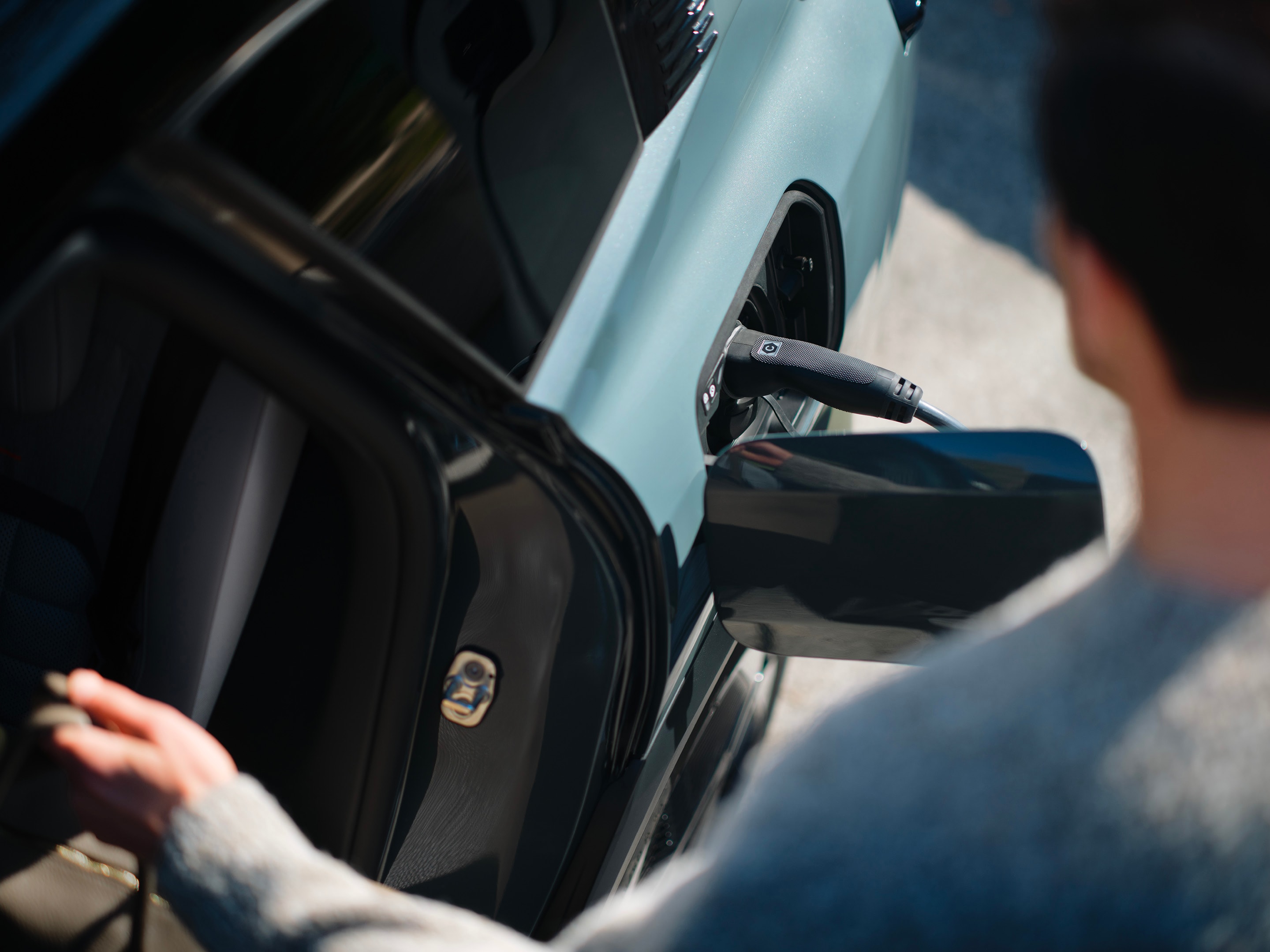 Vue détaillée de porte C5 Aircross montrant le connecteur de recharge, la conception accessible, la sécurité, l’efficacité et la praticité quotidienne