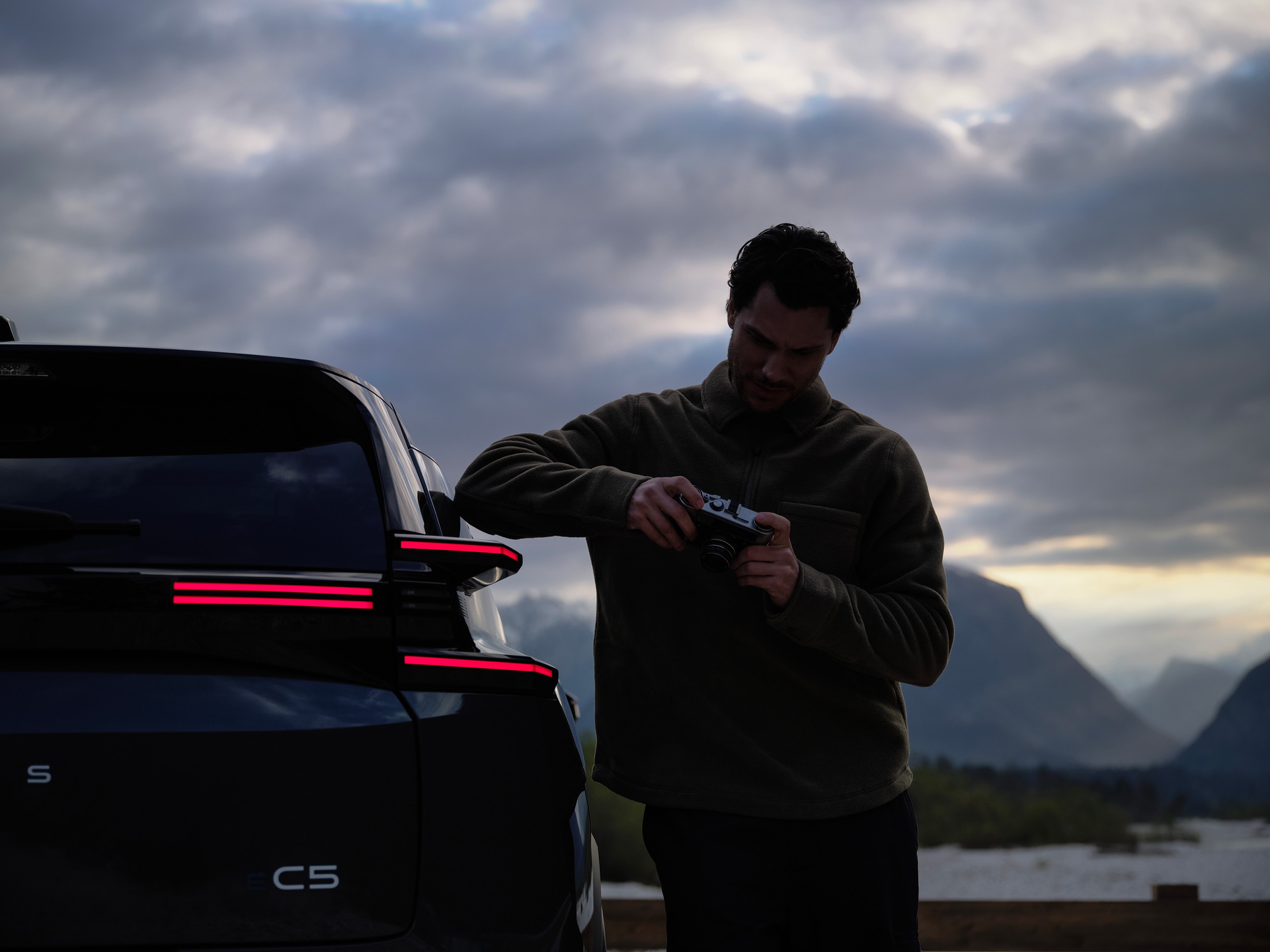 Vue arrière C5 Aircross mettant en valeur la signature LED, les surfaces sculptées, la sécurité, l’efficacité et l’identité premium