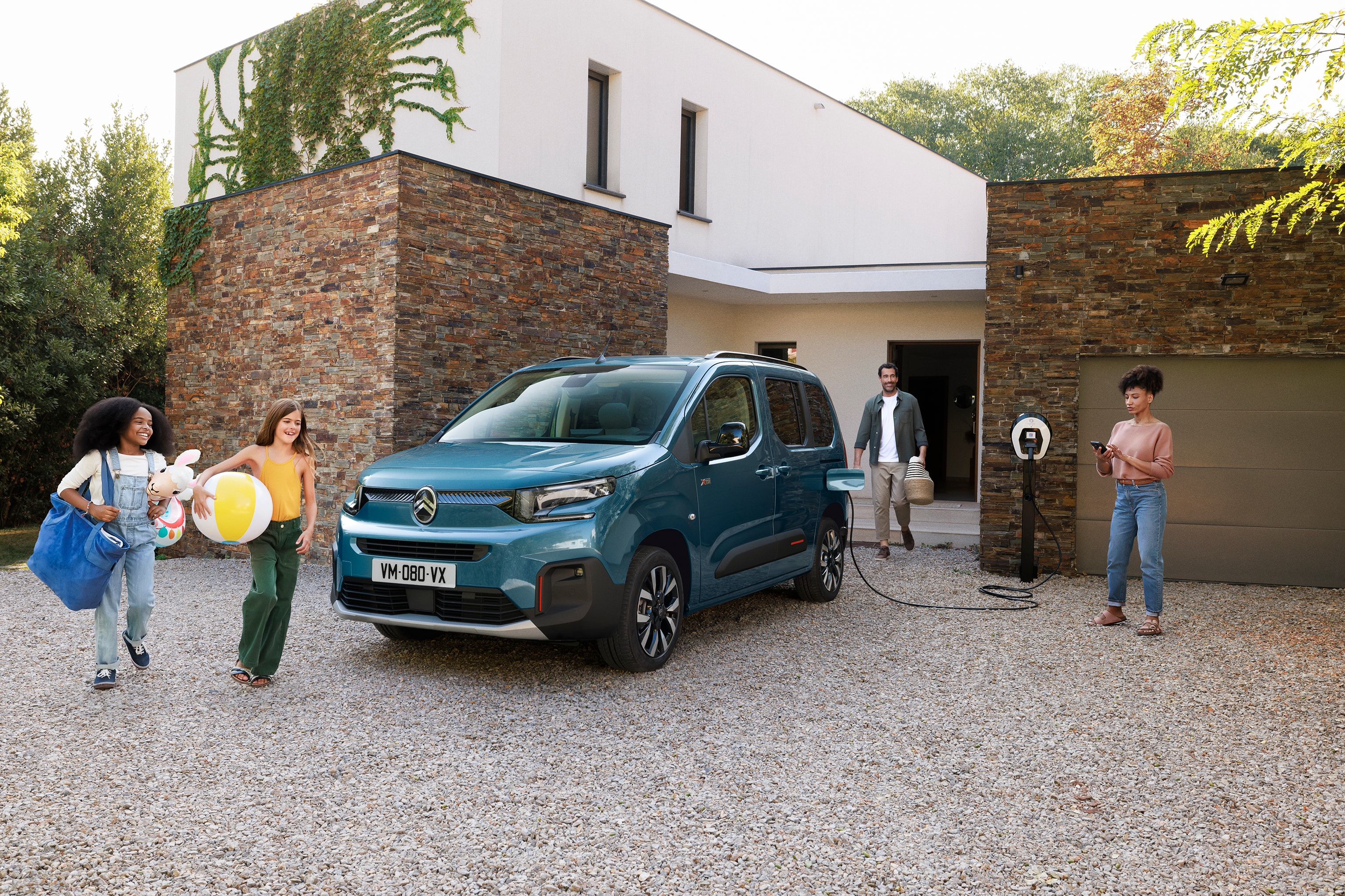 Berlingo en vue frontale aux trois quarts montrant la recharge électrique, le confort et la sécurité pour une utilisation confortable et familiale
