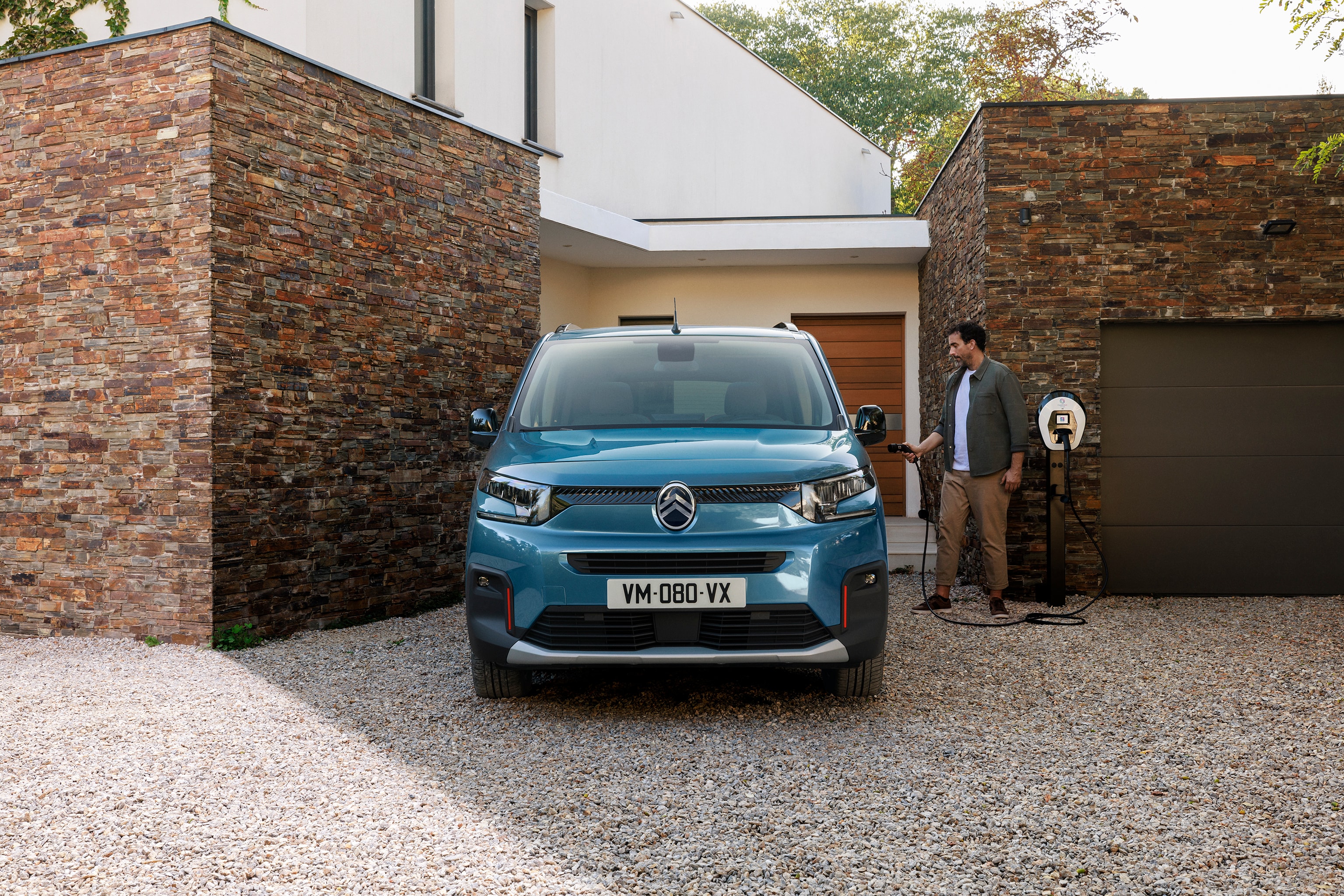 Vue de face Kiama Blue Berlingo montrant la recharge électrique à domicile, la sécurité, l’efficacité et la technologie pour une utilisation familiale facile au quotidien