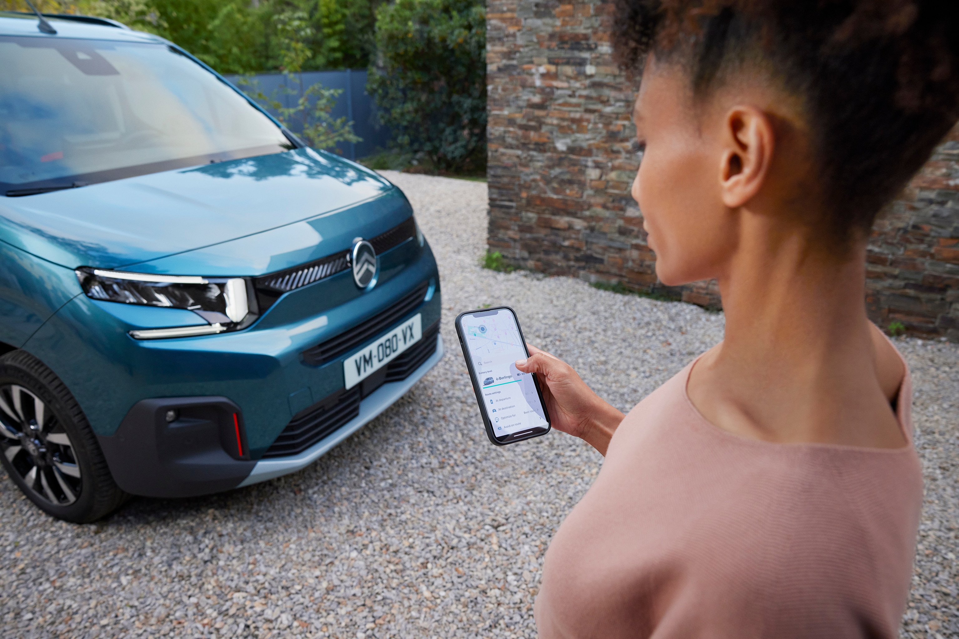 Vue détaillée Berlingo montrant le contrôle de recharge connecté, la technologie, la sécurité et l’efficacité pour un usage électrique pratique