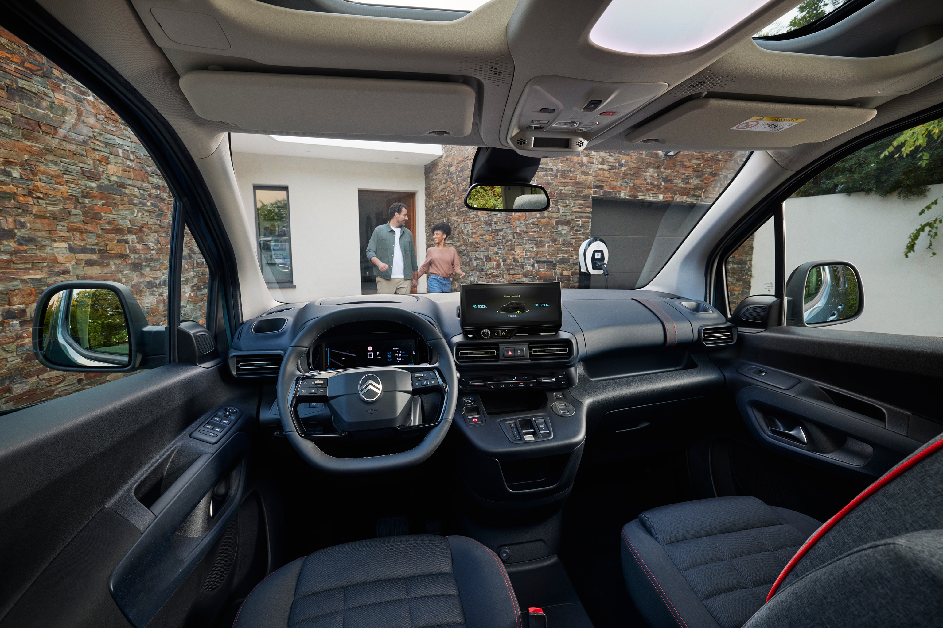 Vue intérieure frontale Berlingo montrant un toit panoramique, du confort, de l’espace, de la connectivité et une meilleure expérience de conduite au quotidien