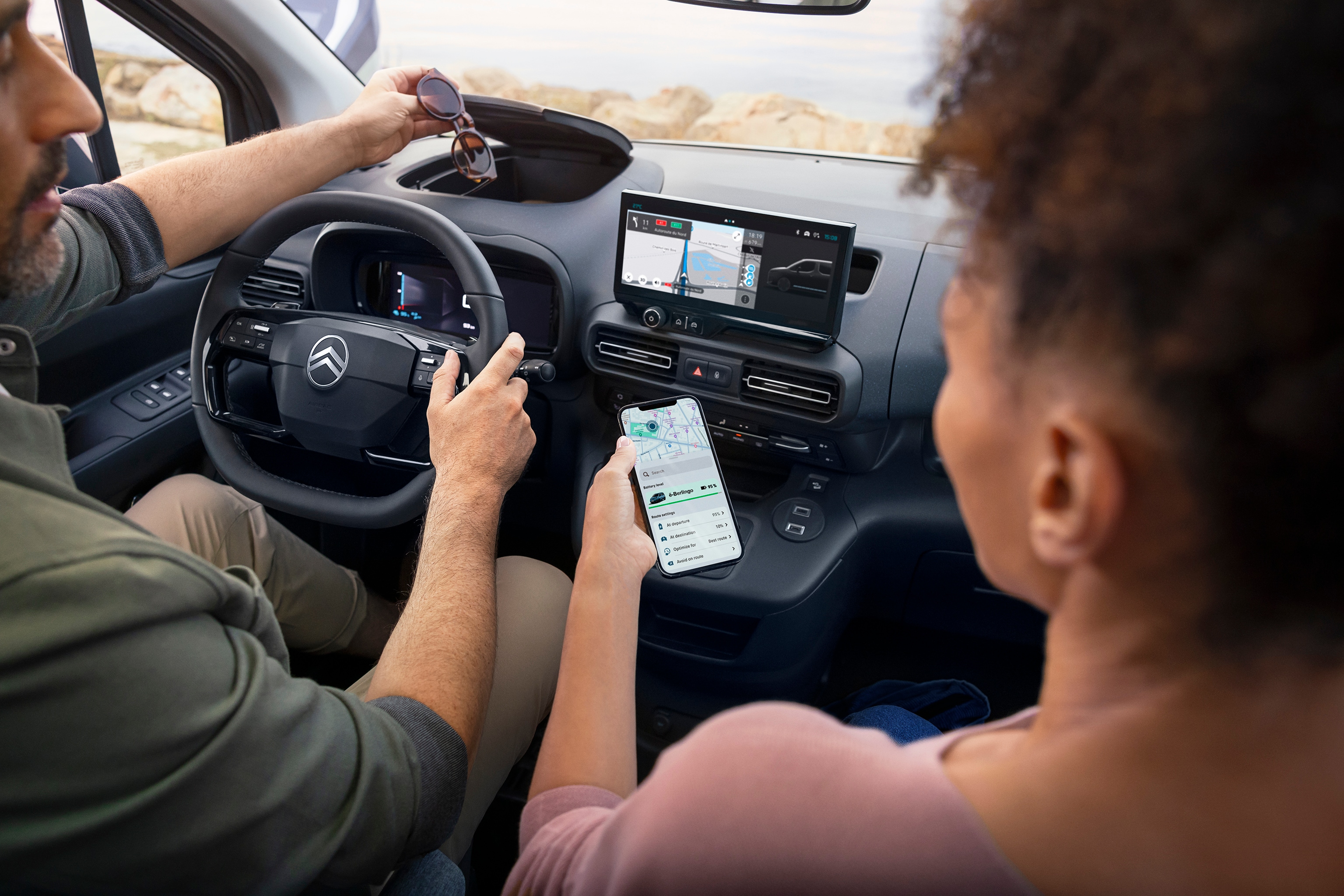 Vue intérieure frontale Berlingo montrant les services connectés, l’intégration des smartphones, la technologie pour une conduite électrique fluide