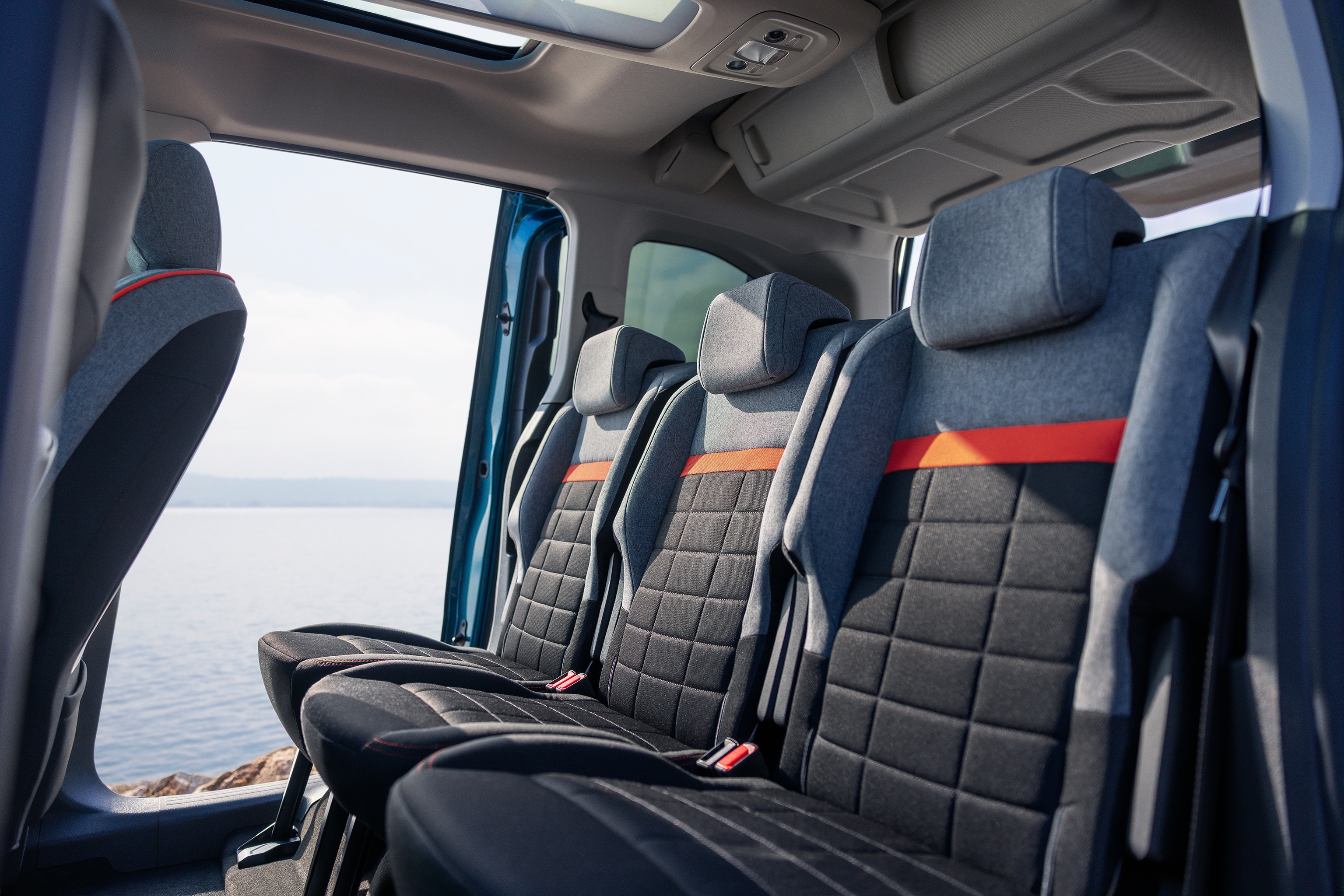Vue intérieure arrière Berlingo mettant en valeur les sièges Advanced Comfort, l’espace, le soutien et le bien-être familial amélioré