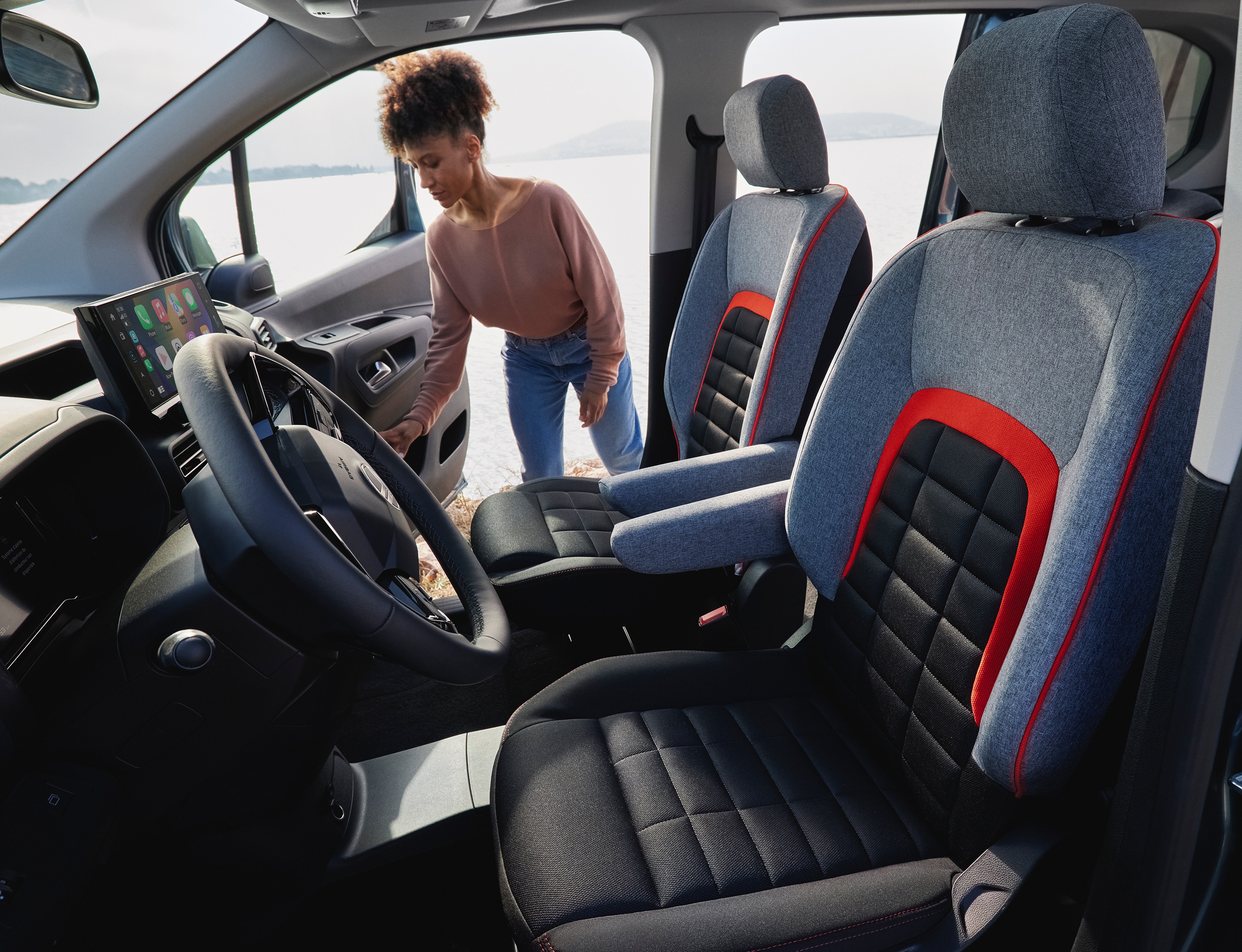 Vue intérieure avant Berlingo mettant en valeur des sièges Advanced Comfort, un accès facile, la sécurité et une meilleure expérience de conduite au quotidien
