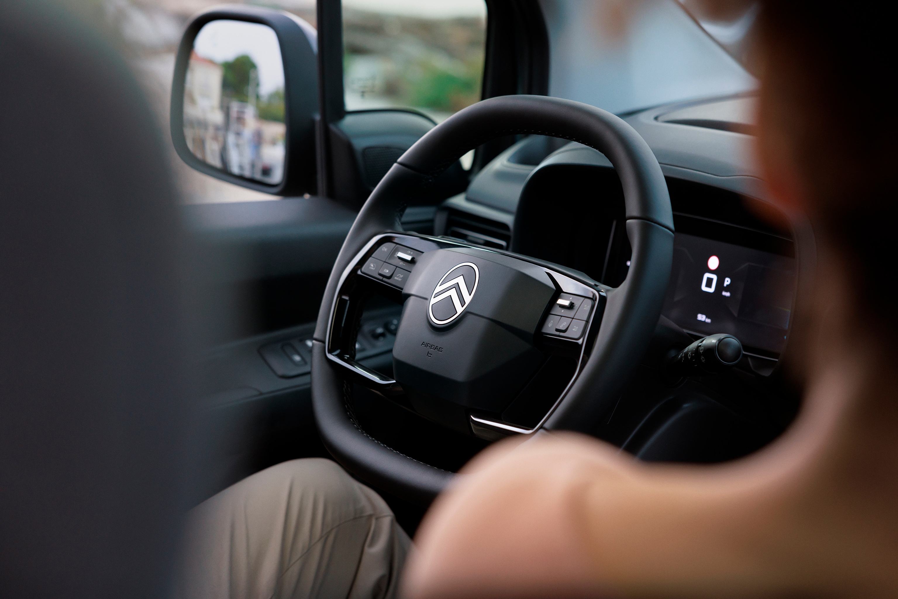 Berlingo vue pour le conducteur montrant un volant ergonomique, du confort, de la sécurité, de la technologie et une expérience de conduite plus fluide au quotidien