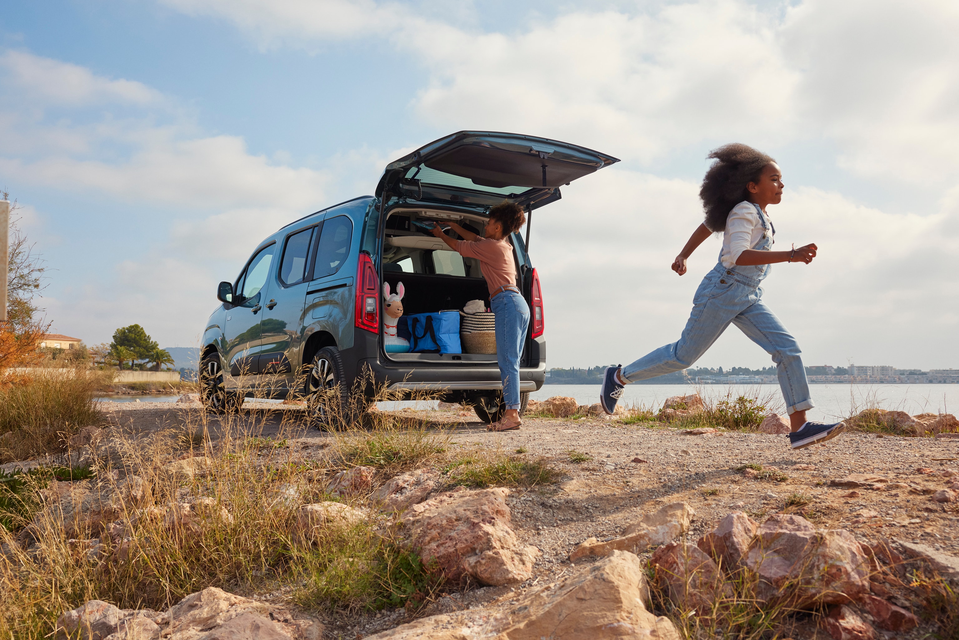 Berlingo à vue arrière trois quarts mettant en valeur un large accès au coffre, praticité, sécurité, efficacité et polyvalence familiale