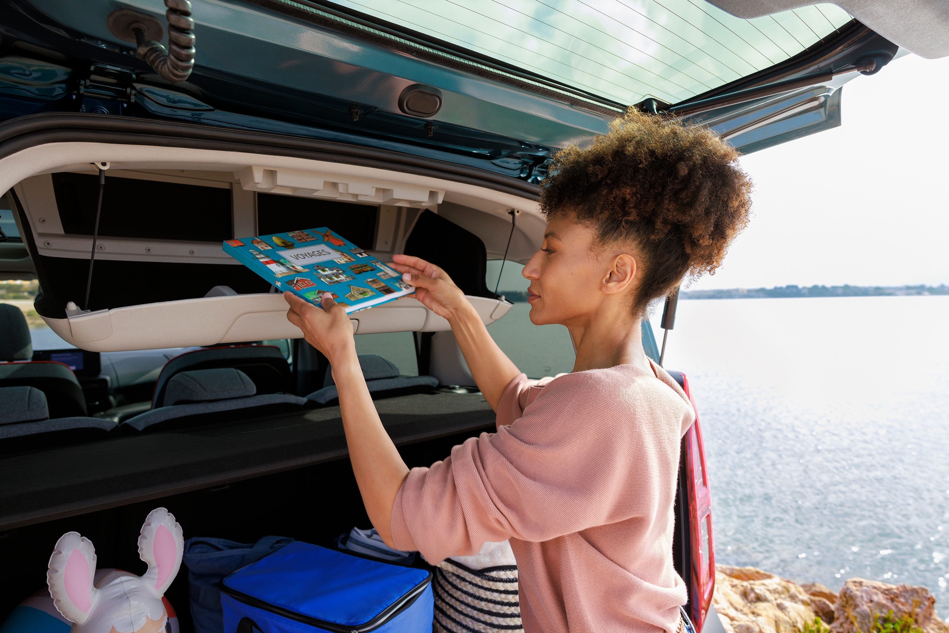 Vue intérieure arrière Berlingo montrant un accès pratique au chargement, le confort, la sécurité et une organisation familiale efficace au quotidien