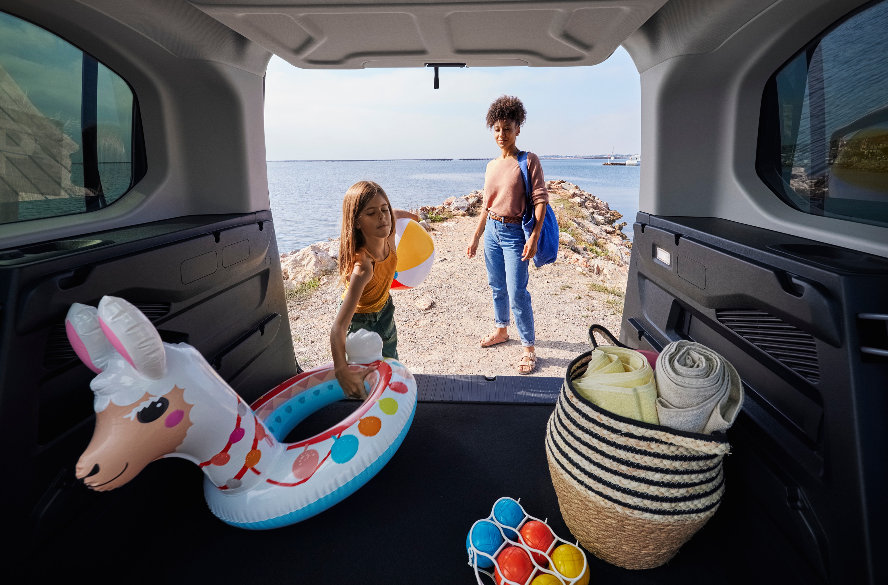 Berlingo rétroviseur mettant en avant une capacité de coffre spacieuse, la praticité, la sécurité et la tranquillité familiale au quotidien