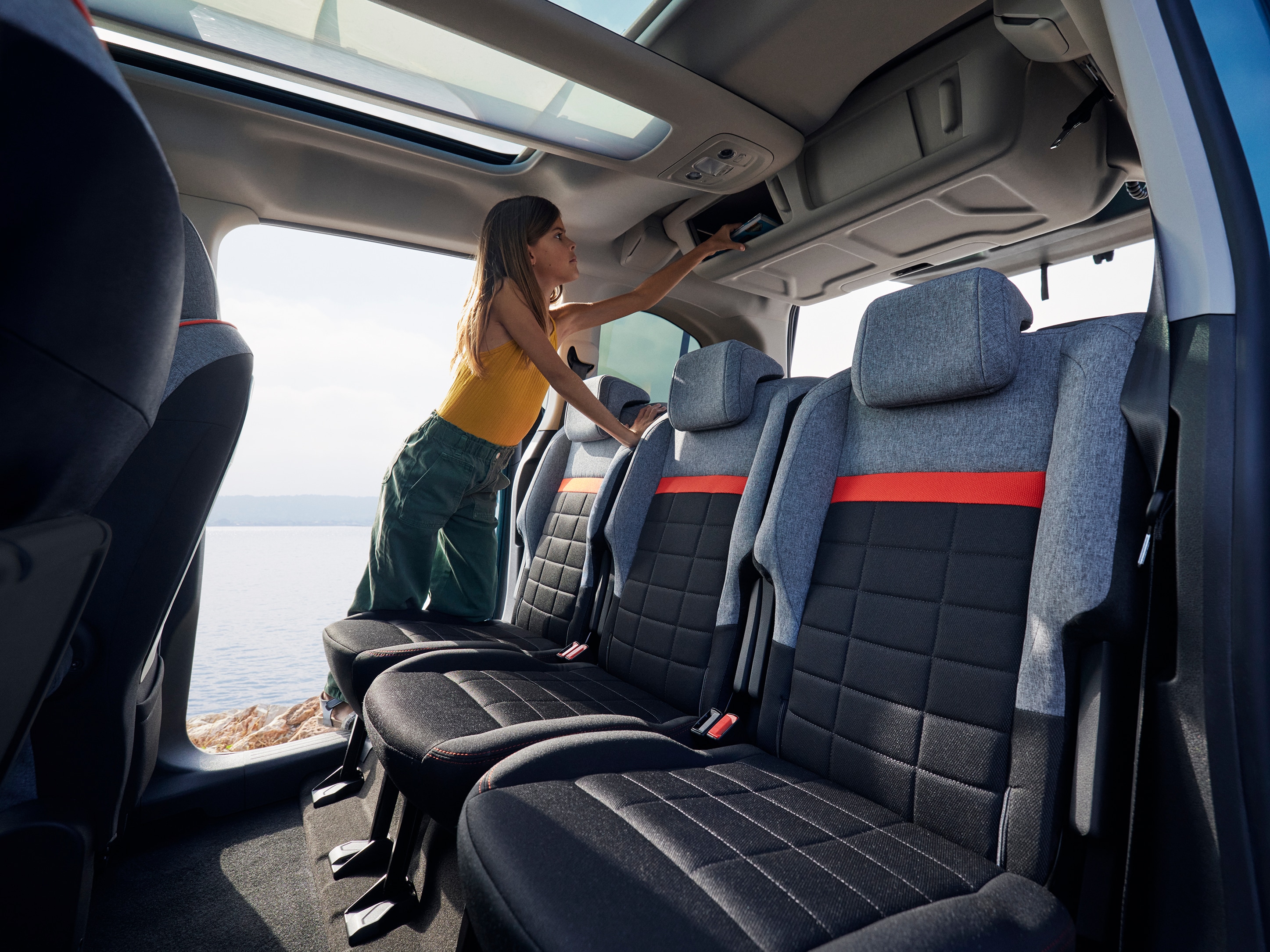 Vue intérieure arrière Berlingo mettant en valeur un rangement au plafond, le confort, la praticité et une meilleure commodité familiale au quotidien