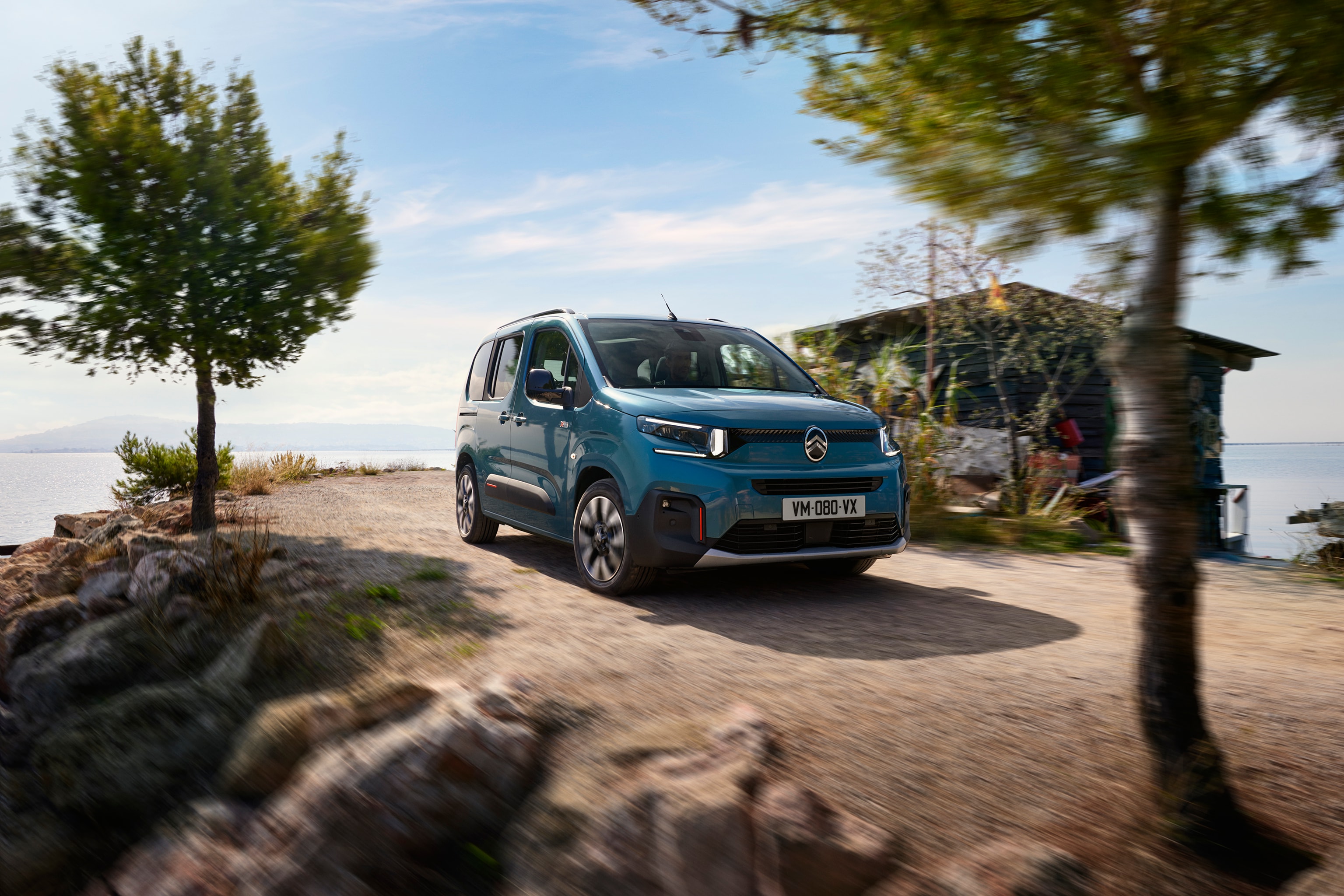 Vue frontale Kiama Blue Berlingo aux trois quarts, mettant en valeur un design moderne attrayant, une efficacité et une sécurité