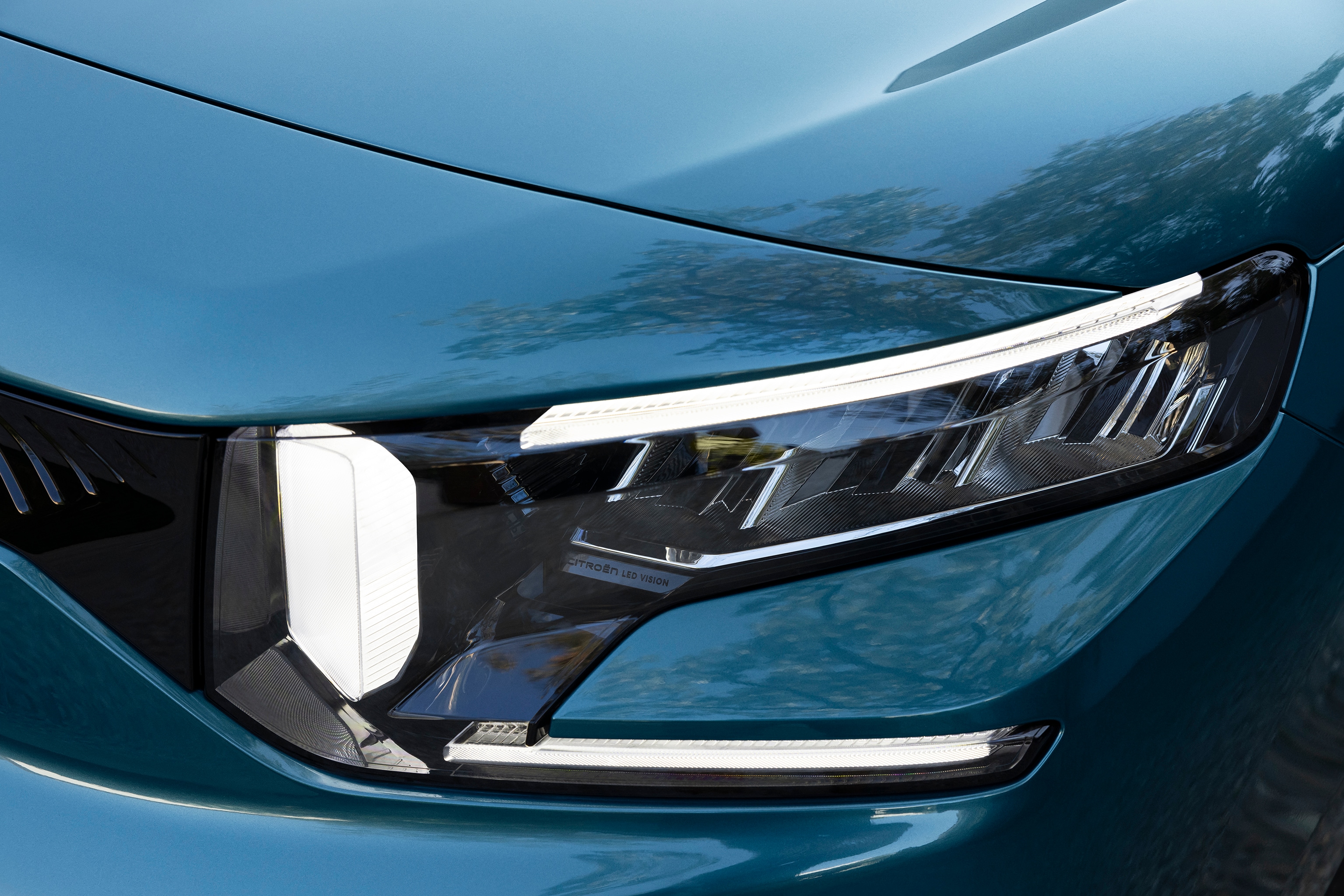 Vue détaillée des feux avant Berlingo mettant en avant la signature LED, la sécurité, la visibilité, le design et un style moderne amélioré