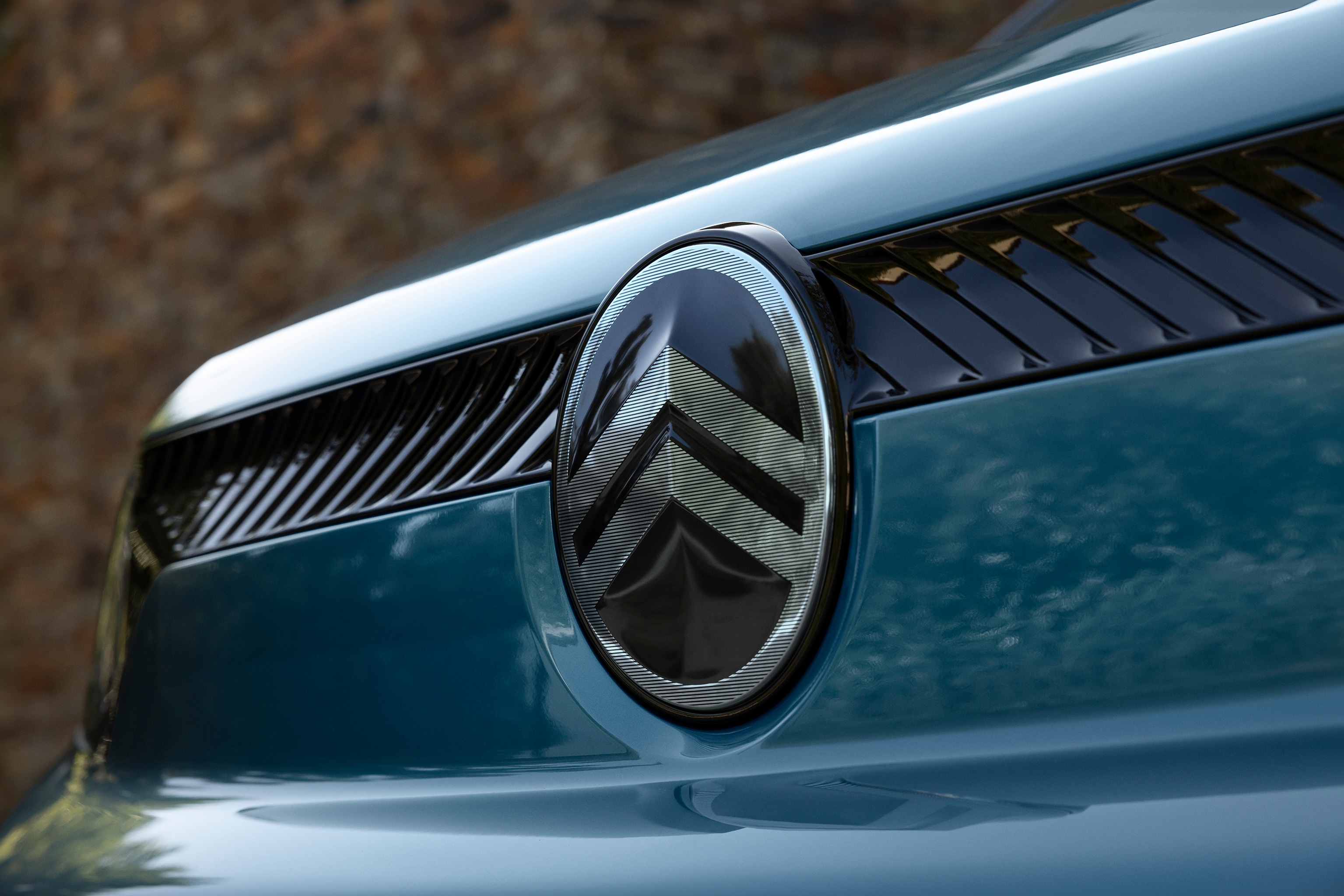 Vue de détail de la Kiama Blue Berlingo mettant en avant le nouveau design du logo Citroën, la qualité, la sécurité et une identité moderne confiante