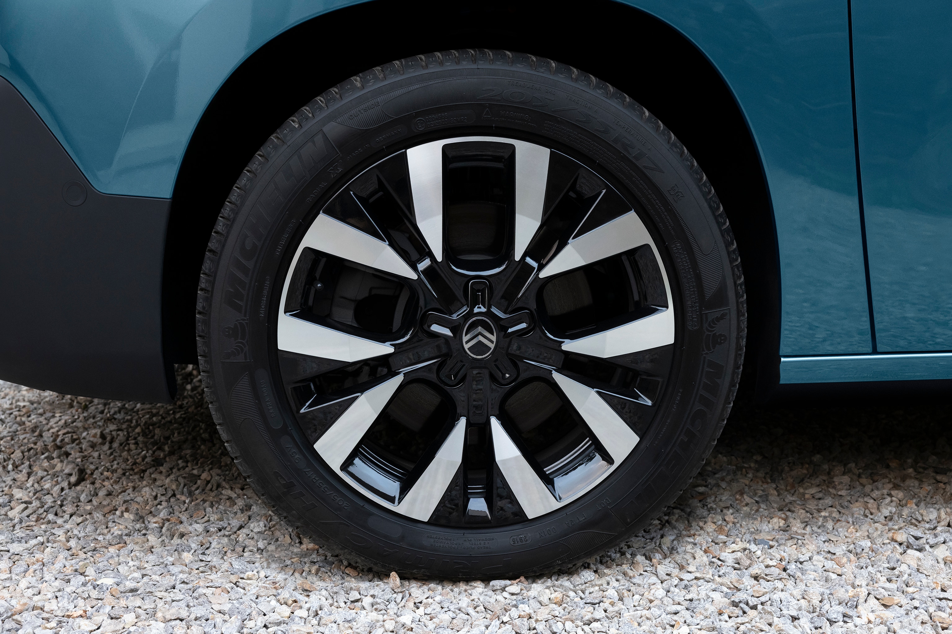Vue détail des roues Berlingo mettant en avant le design moderne en alliage, la sécurité, la durabilité et le caractère extérieur renforcé