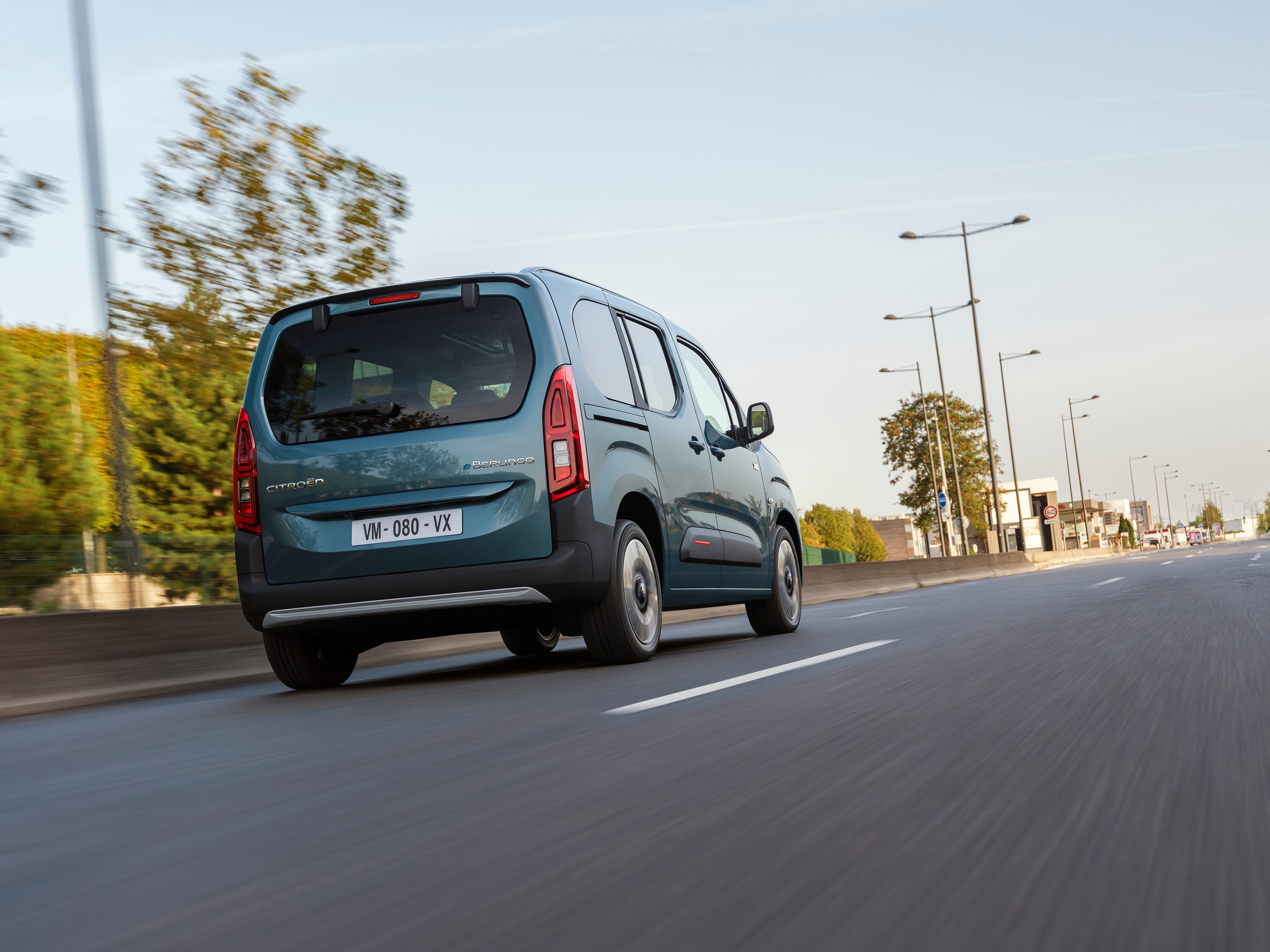Vue arrière Kiama Blue Berlingo mettant en avant un design moderne dynamique, la sécurité, l’efficacité et une présence de conduite au quotidien assurée