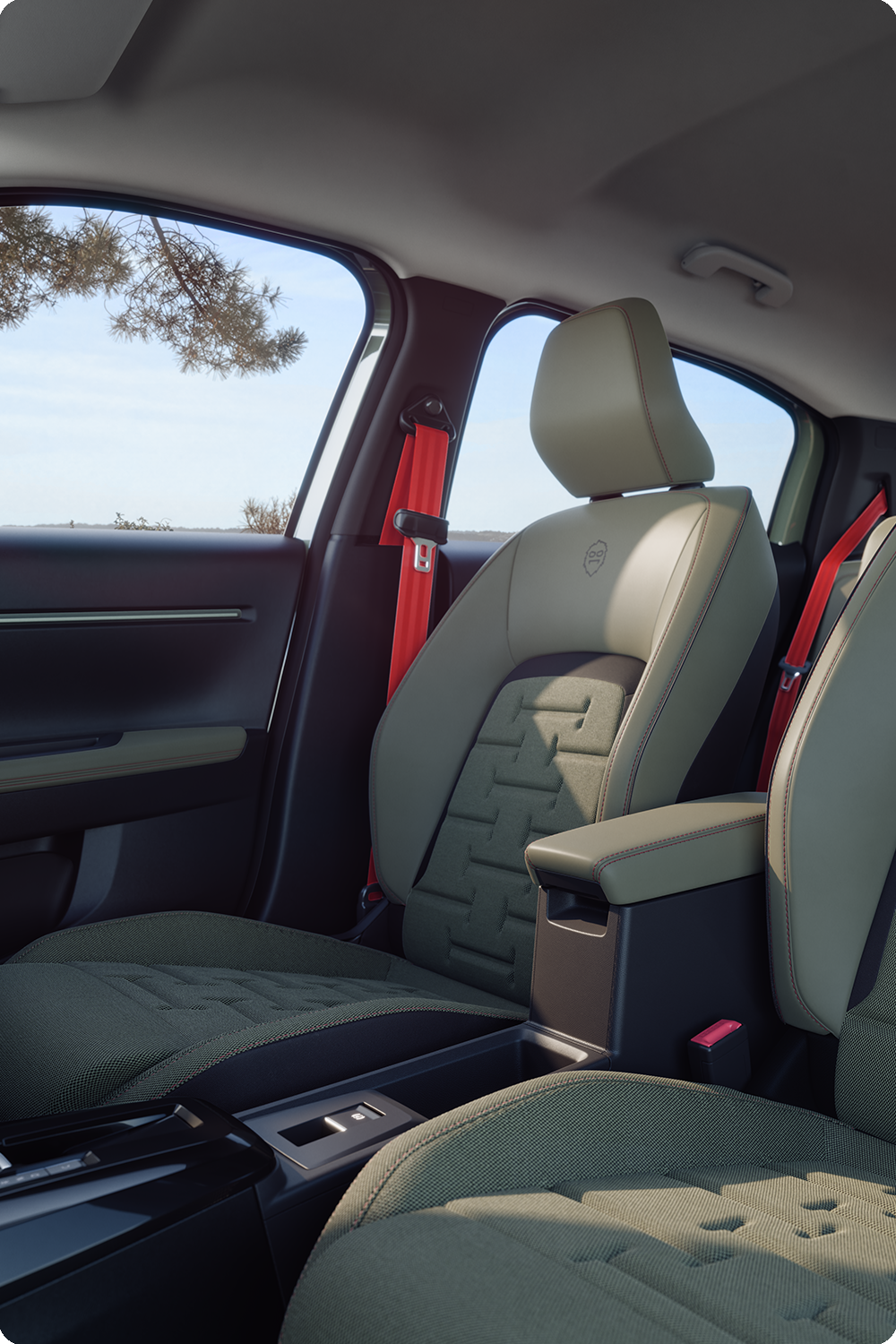 Gros plan sur les sièges arrière de Citroën C3 Aircross Outdoor avec ceintures de sécurité rouges, offrant confort, espace et design rafraîchissant pour tous