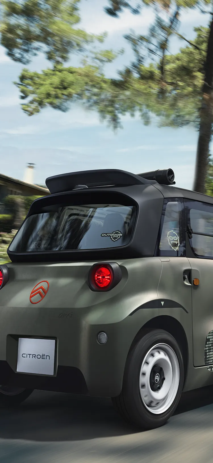 Vue arrière trois-quarts de Citroën Ami Outdoor, quadricycle électrique compact et accessible au design innovant pour la mobilité urbaine