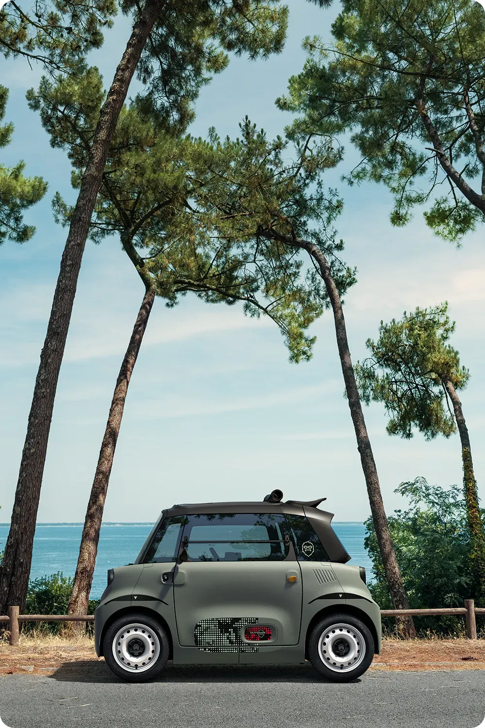 Vue de profil de Citroën Ami Outdoor, quadricycle électrique compact et accessible au design innovant pour la mobilité urbaine en bord de mer