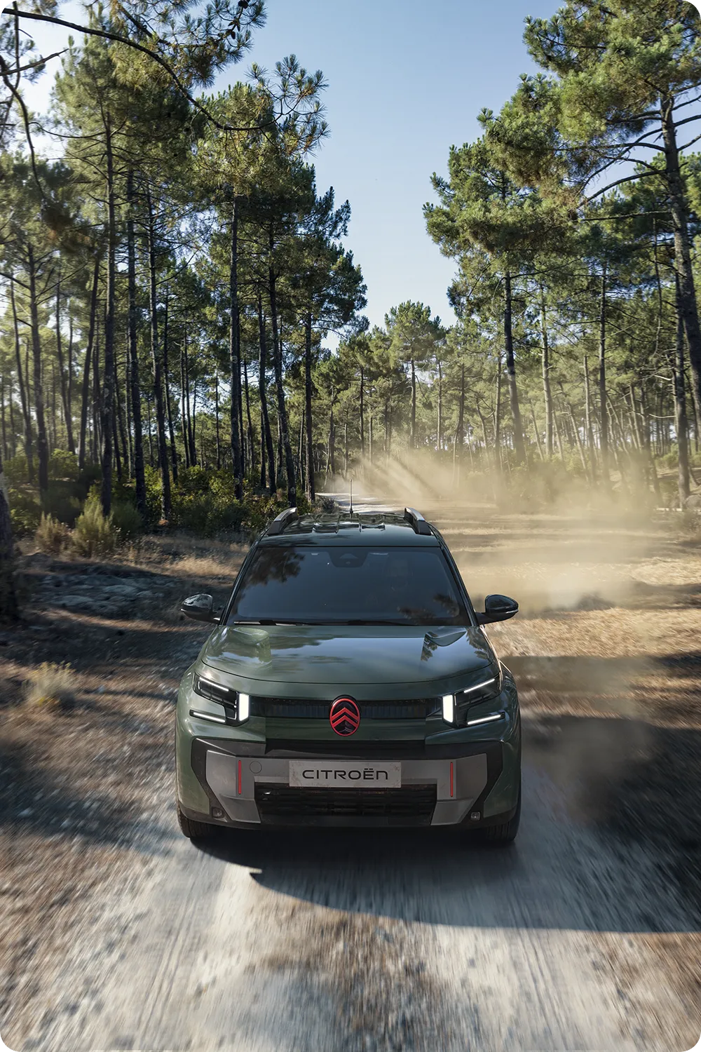 Vue avant aérienne de Citroën C3 Aircross, SUV robuste, polyvalent et confortable aux capacités innovantes pour les aventures en plein air