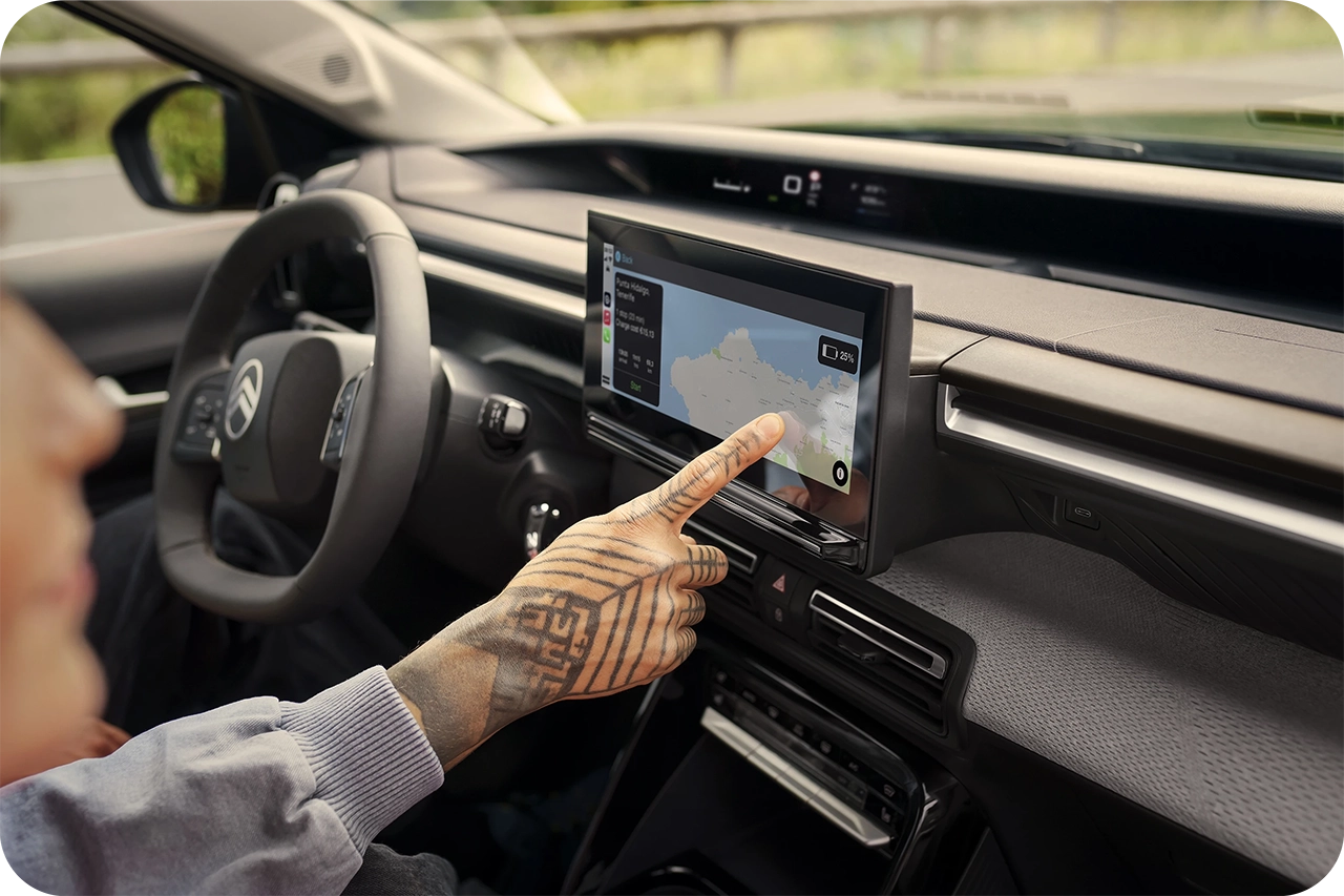 Vue du poste de conduite Citroën montrant un écran de navigation avec guidage d'itinéraire connecté et informations en temps réel